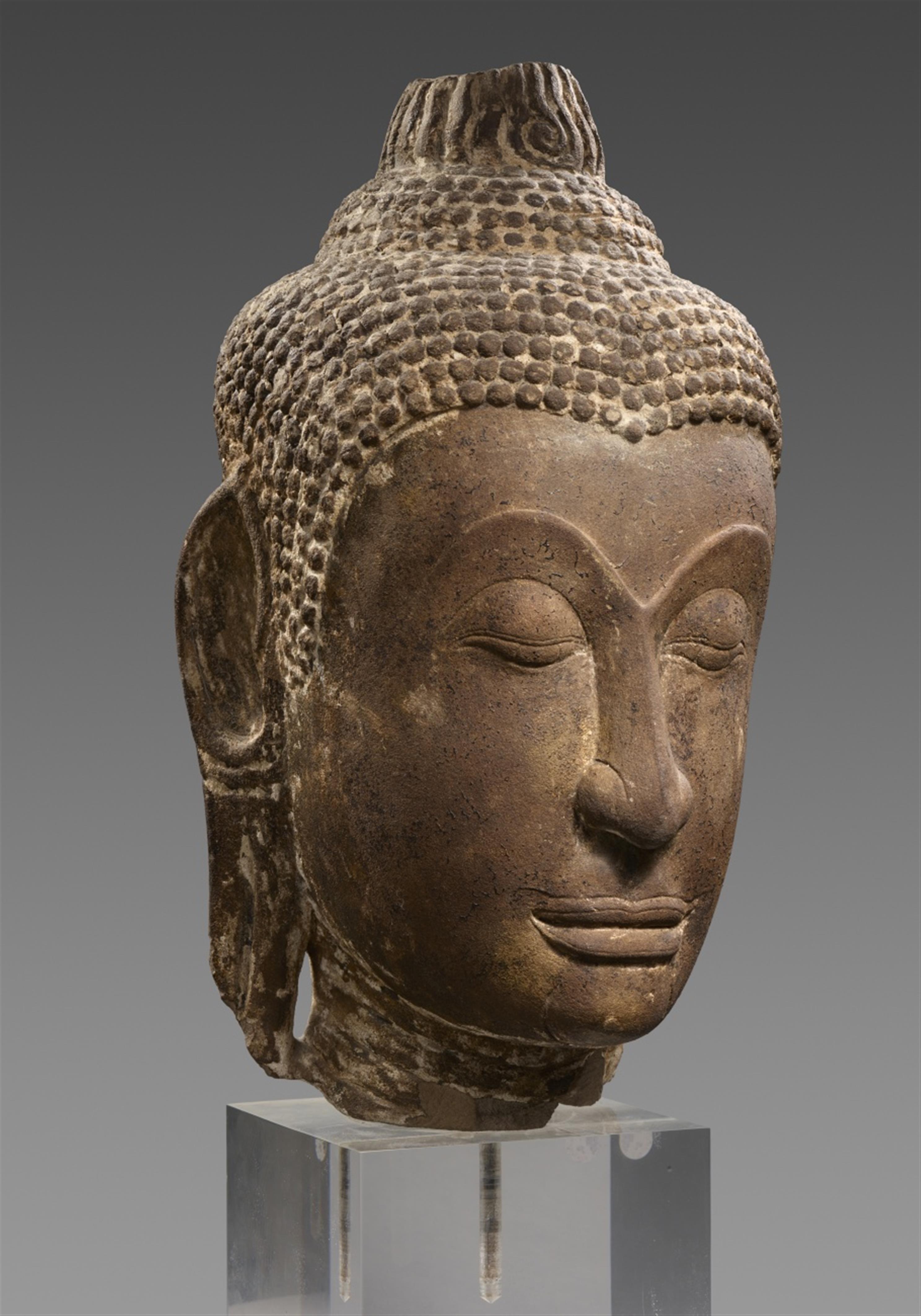 Sehr großer Buddha-Kopf. Sandstein. Thailand, Ayutthaya. 15./16. Jh. - image-1