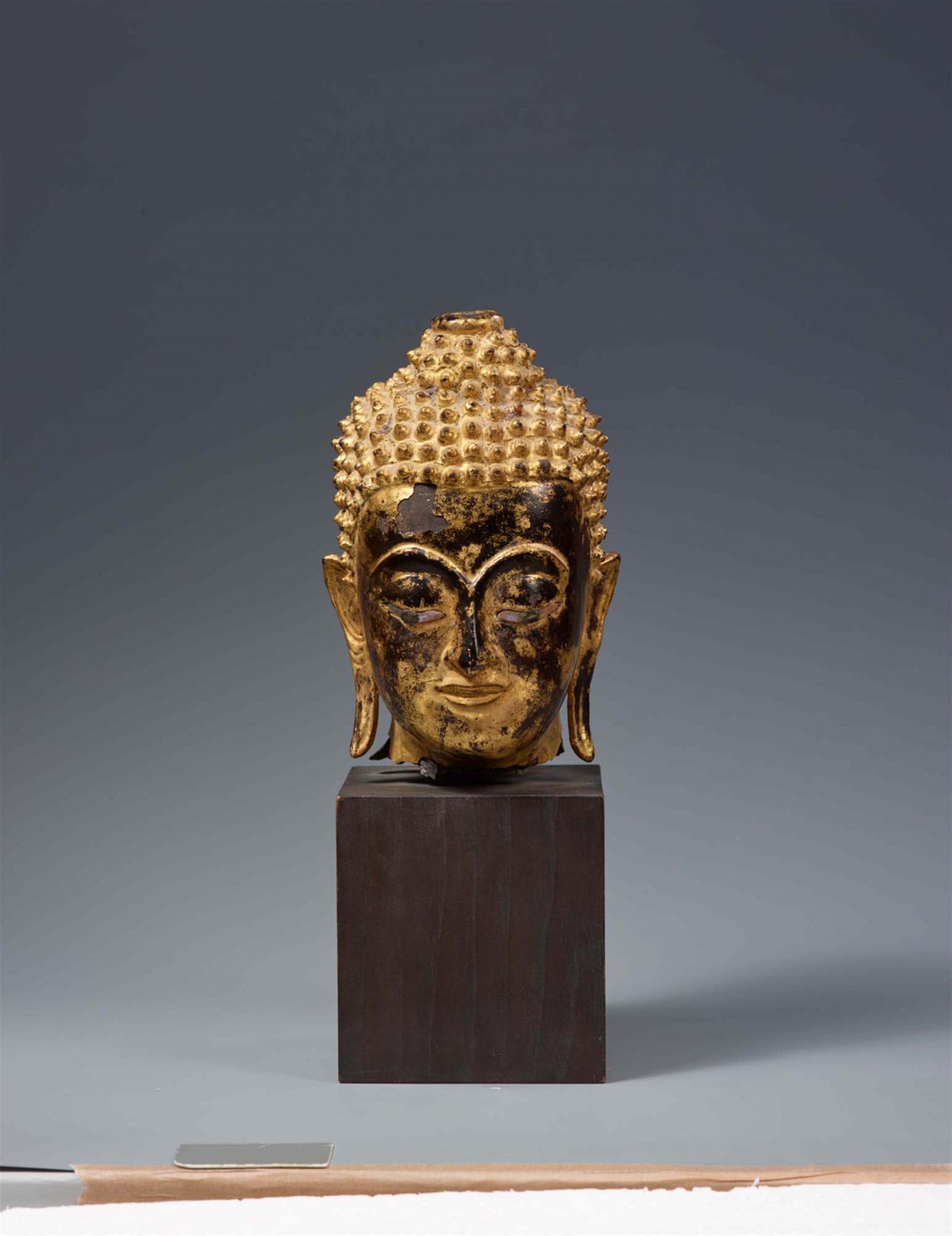 A Thai lacquered and gilded bronze head of a Buddha. 19th century - image-1