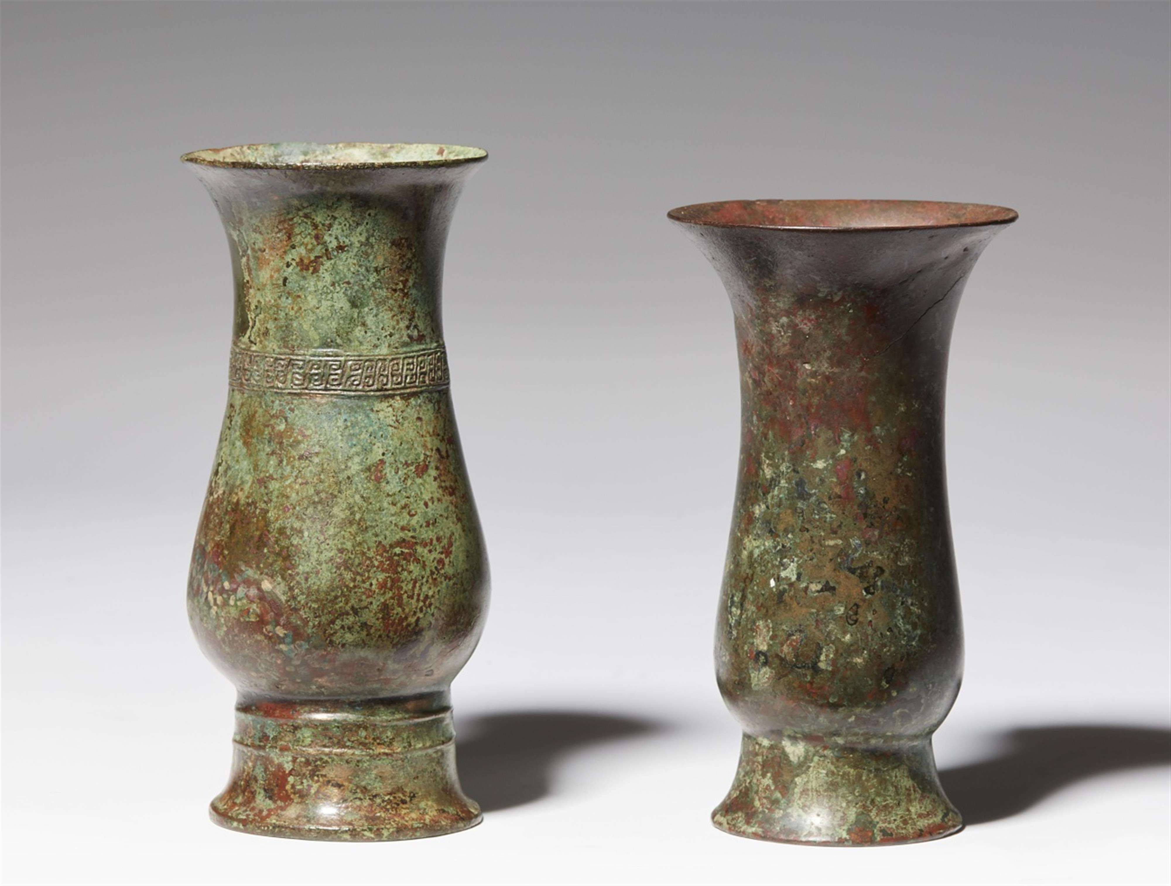 Zwei kleine Trinkgefäße vom Typ zhi. Bronze. Frühe Westliche Zhou-Zeit, ca. 11./10. Jh. v. Chr. - image-1