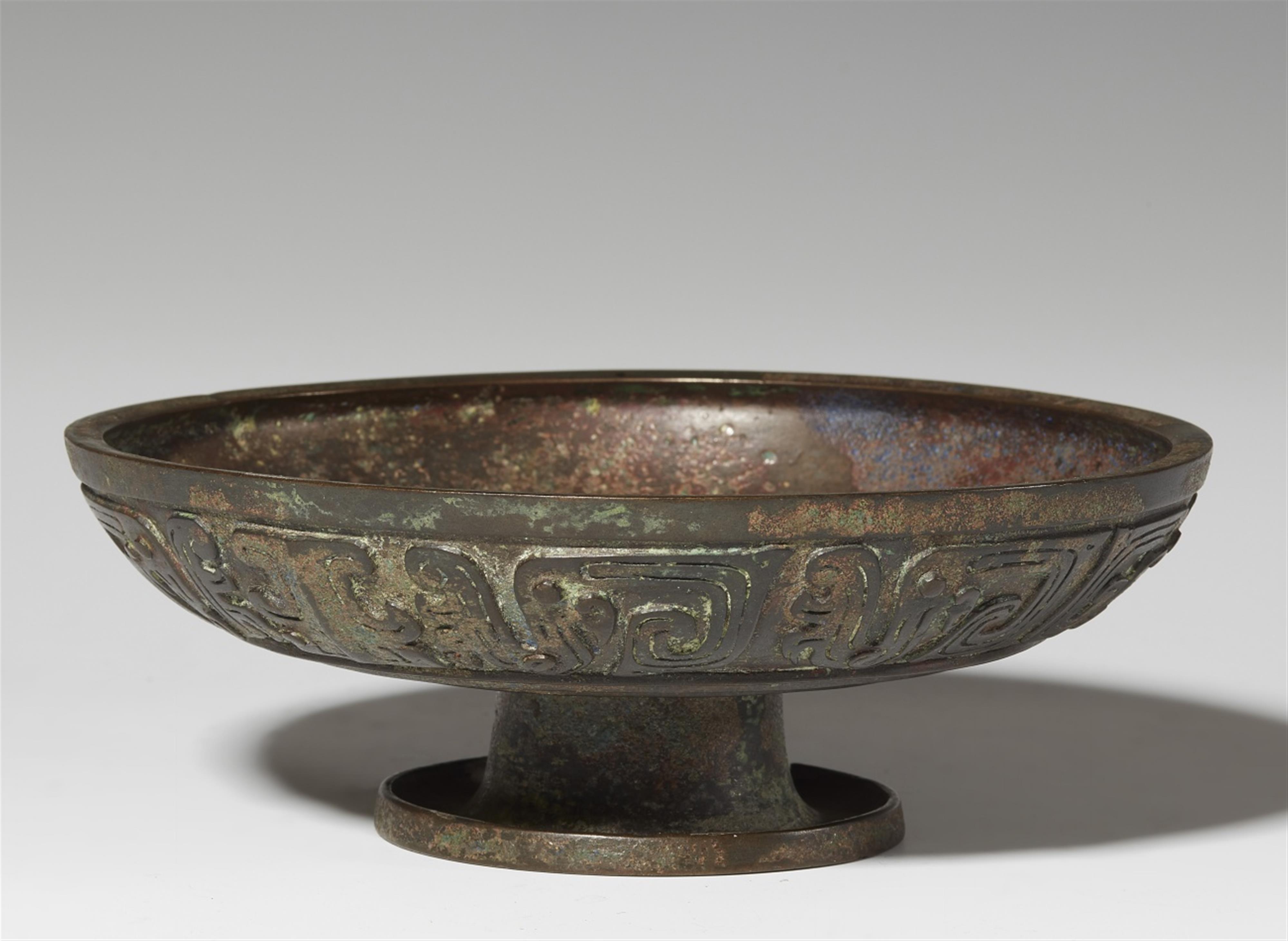 A bronze lid of a food vessel of gui type. Western Zhou dynasty (11th century-771 BC) - image-1