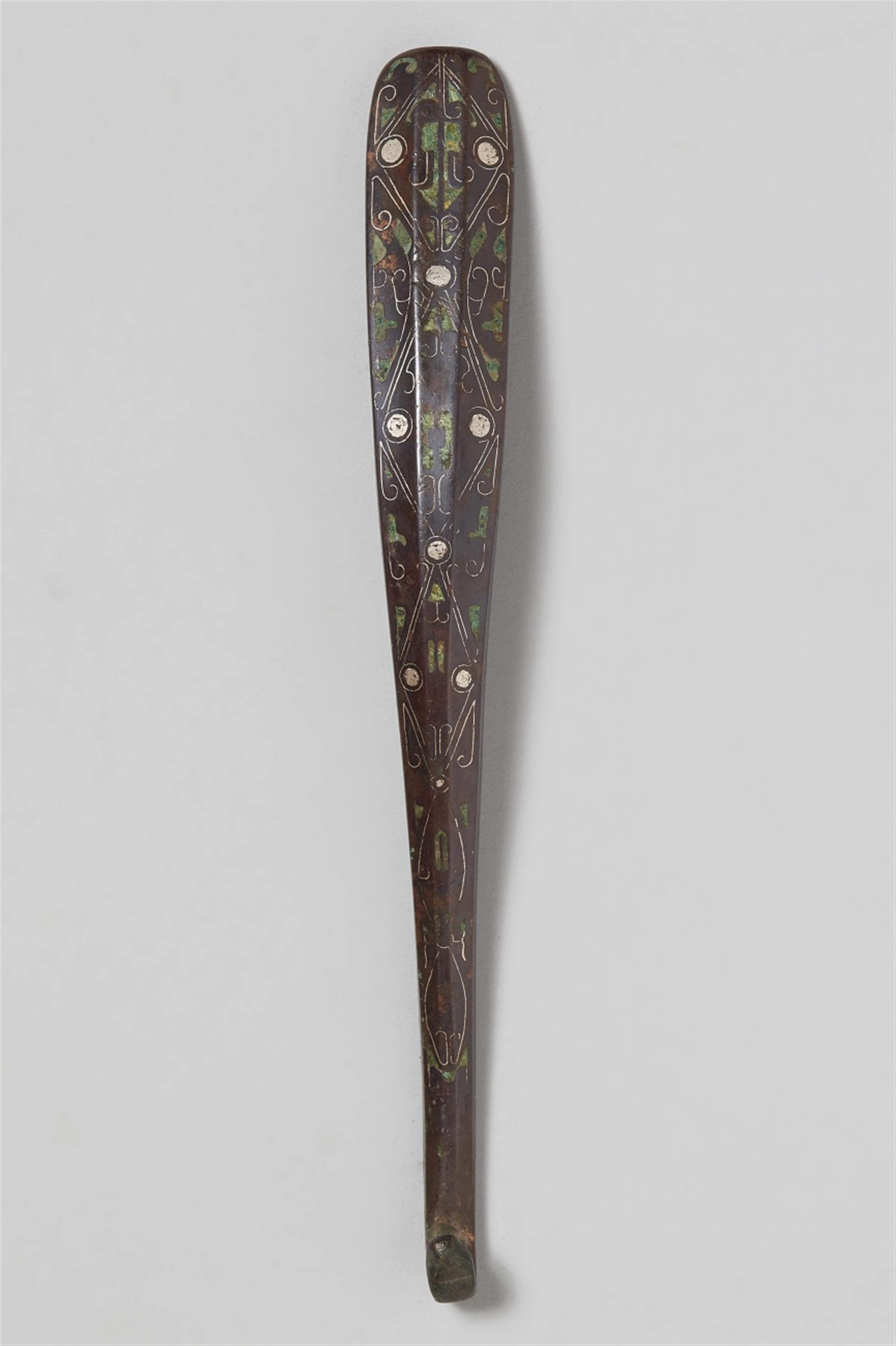 A large inlaid bronze garment hook. Warring States period, 3rd/4th century BC - image-1