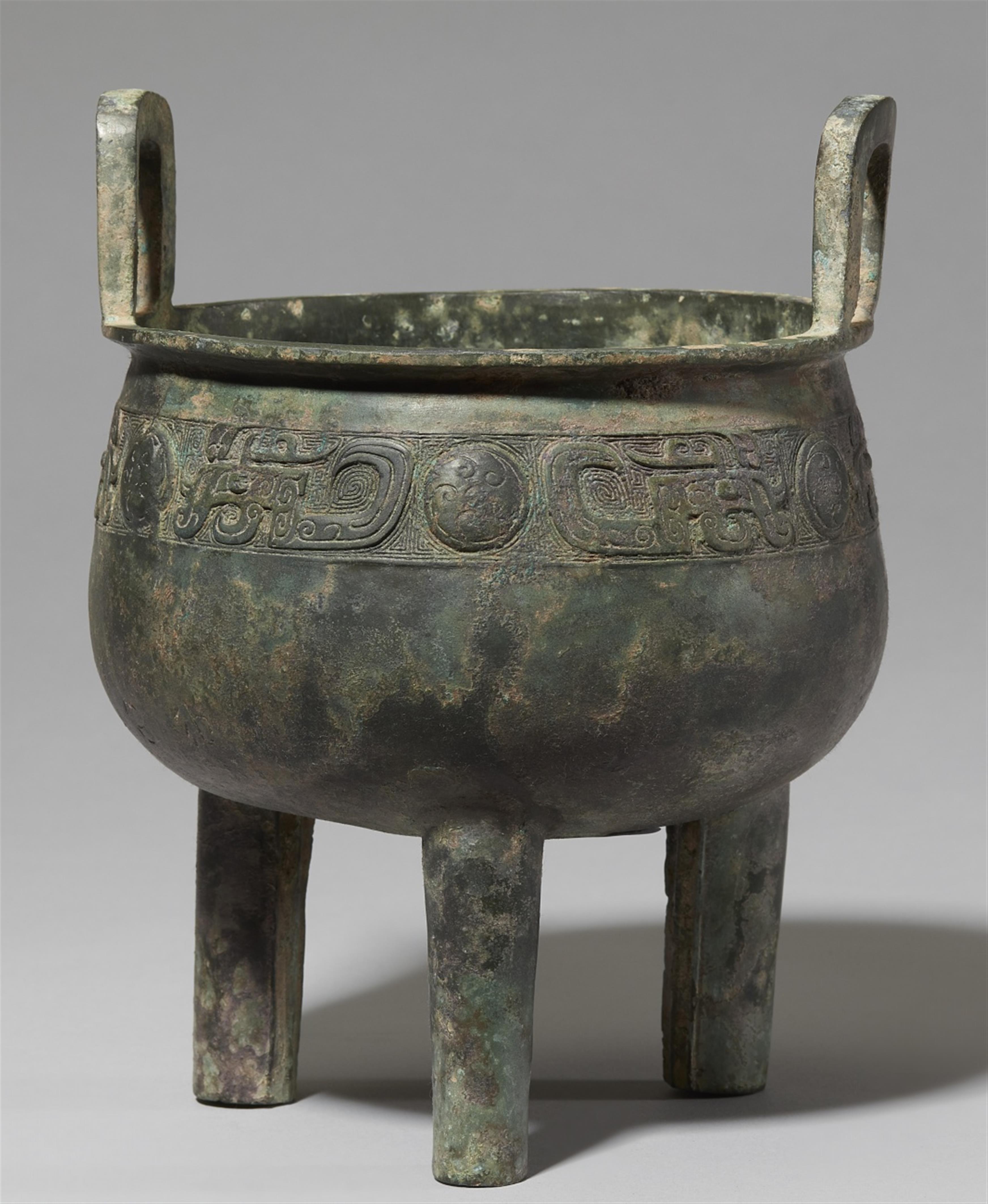 Ritualgefäß vom Typ ding. Bronze. Westliche Zhou-Zeit (11. Jh.-771 v. Chr.) - image-1