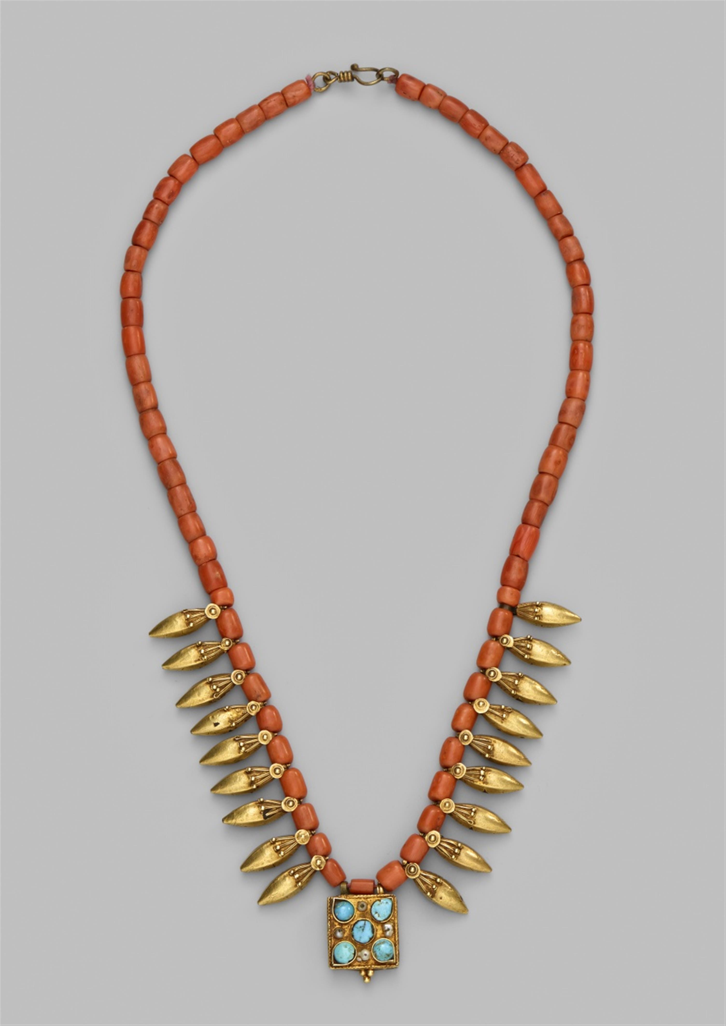 An Uzbekistan coral and gold necklace. Probaly Buchara. Around 1900 - image-1