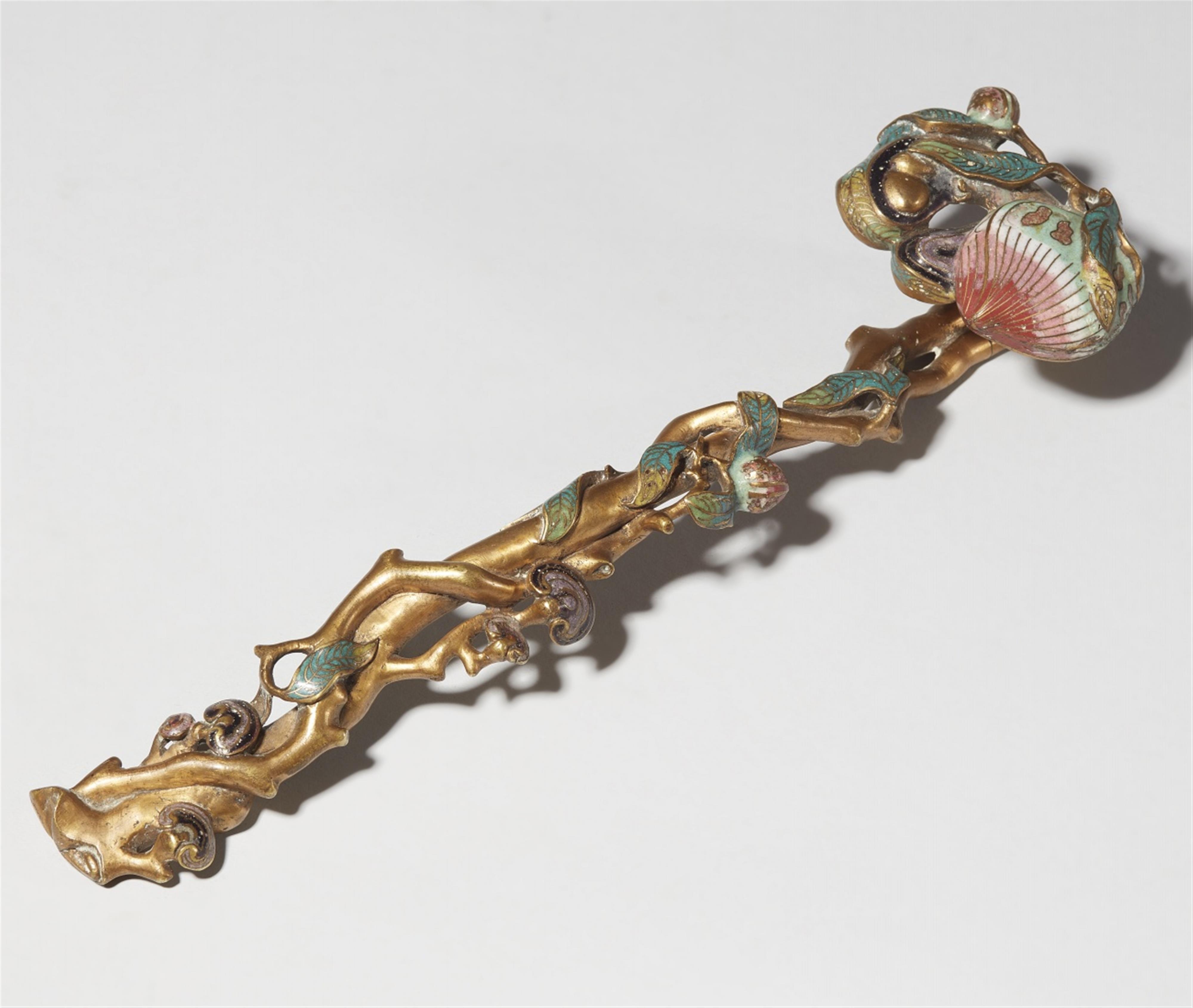 A bronze and champlevé enamel ruyi sceptre. 18th/19th century - image-1