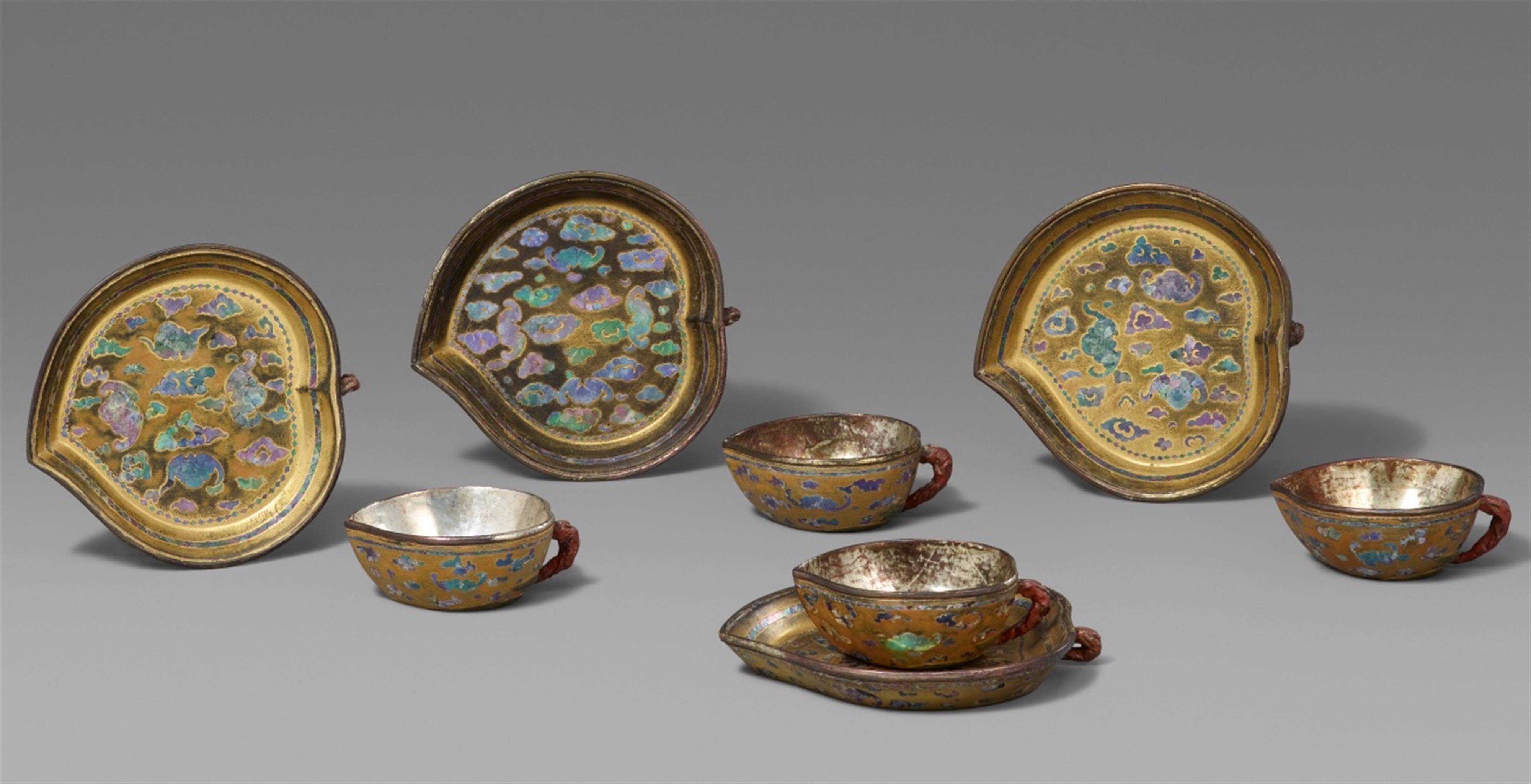 Seltenes Set von vier goldfarbenen laque burgauté Tassen mit Untertellern. Kangxi-Periode (1662-1722) - image-1