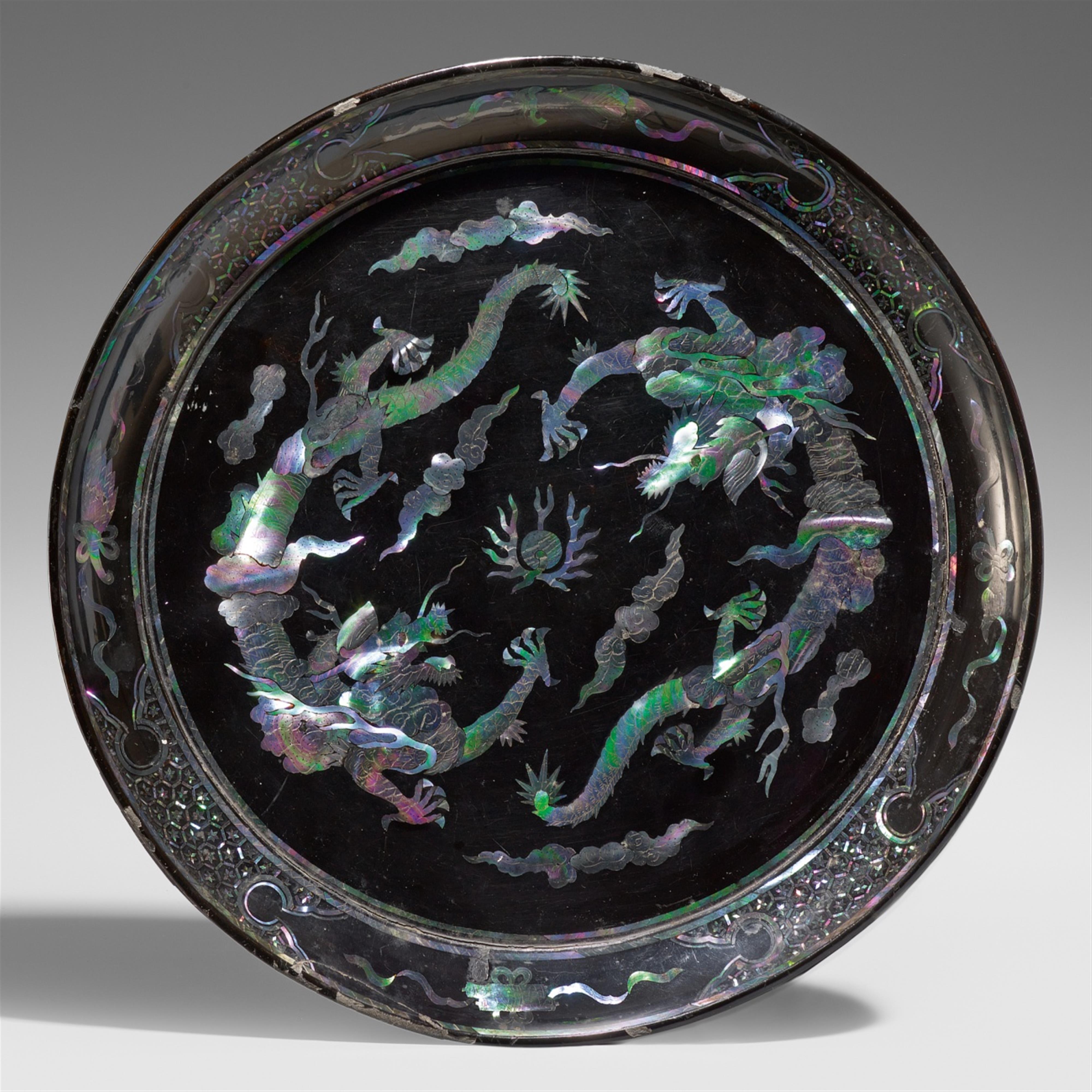 A black lacquer dish with mother-of-pearl inlays. Ryûkyû. 17th/18th century - image-1