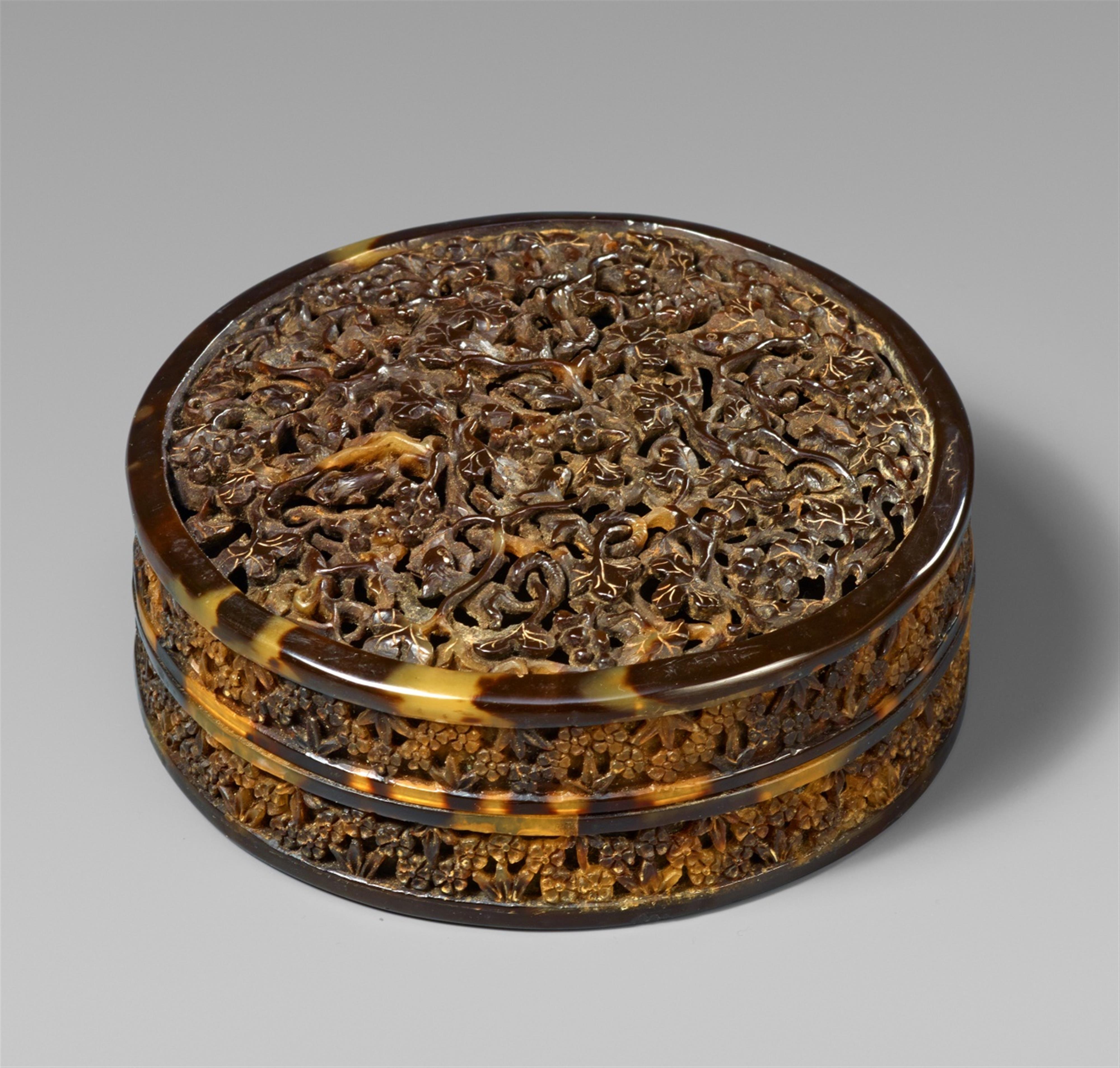 A round tortoiseshell box. 19th century - image-1