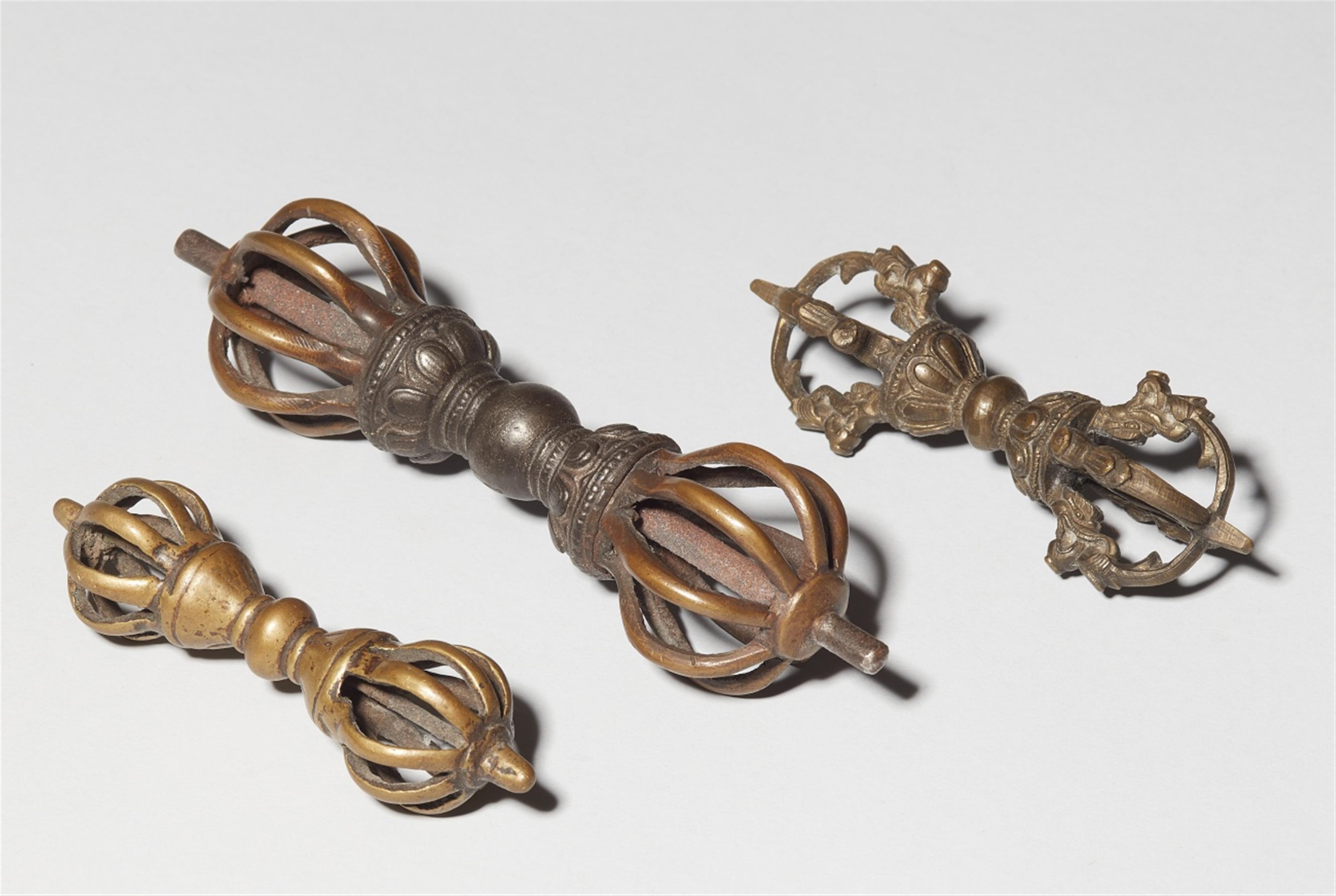 Zwei neun- und ein fünf-strahliger vajra. Bronze und Eisen. Tibet - image-1