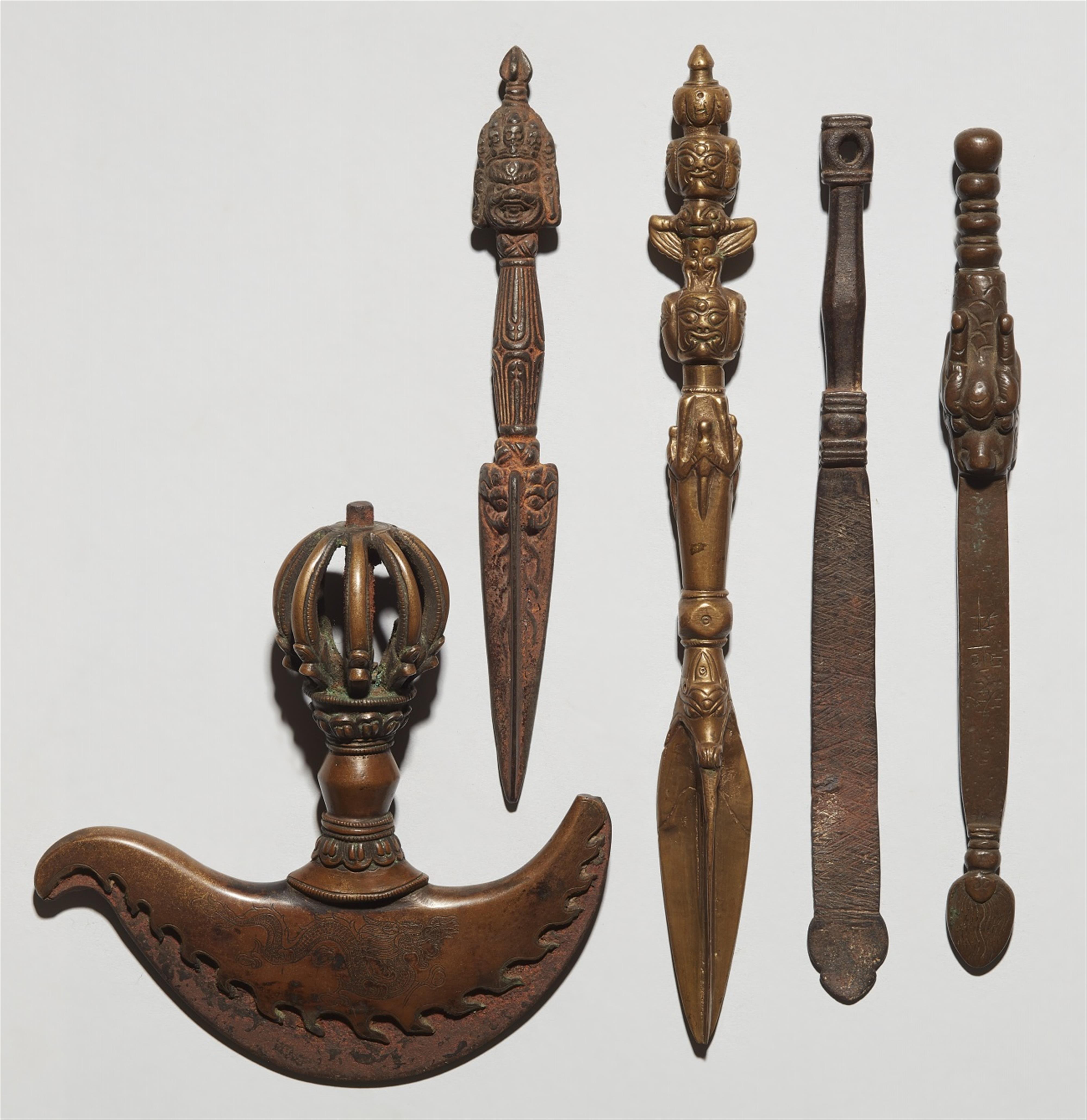 Rituelles Hackmesser (karttrika) und zwei phurbu. Bronze und Eisen. Tibet - image-1