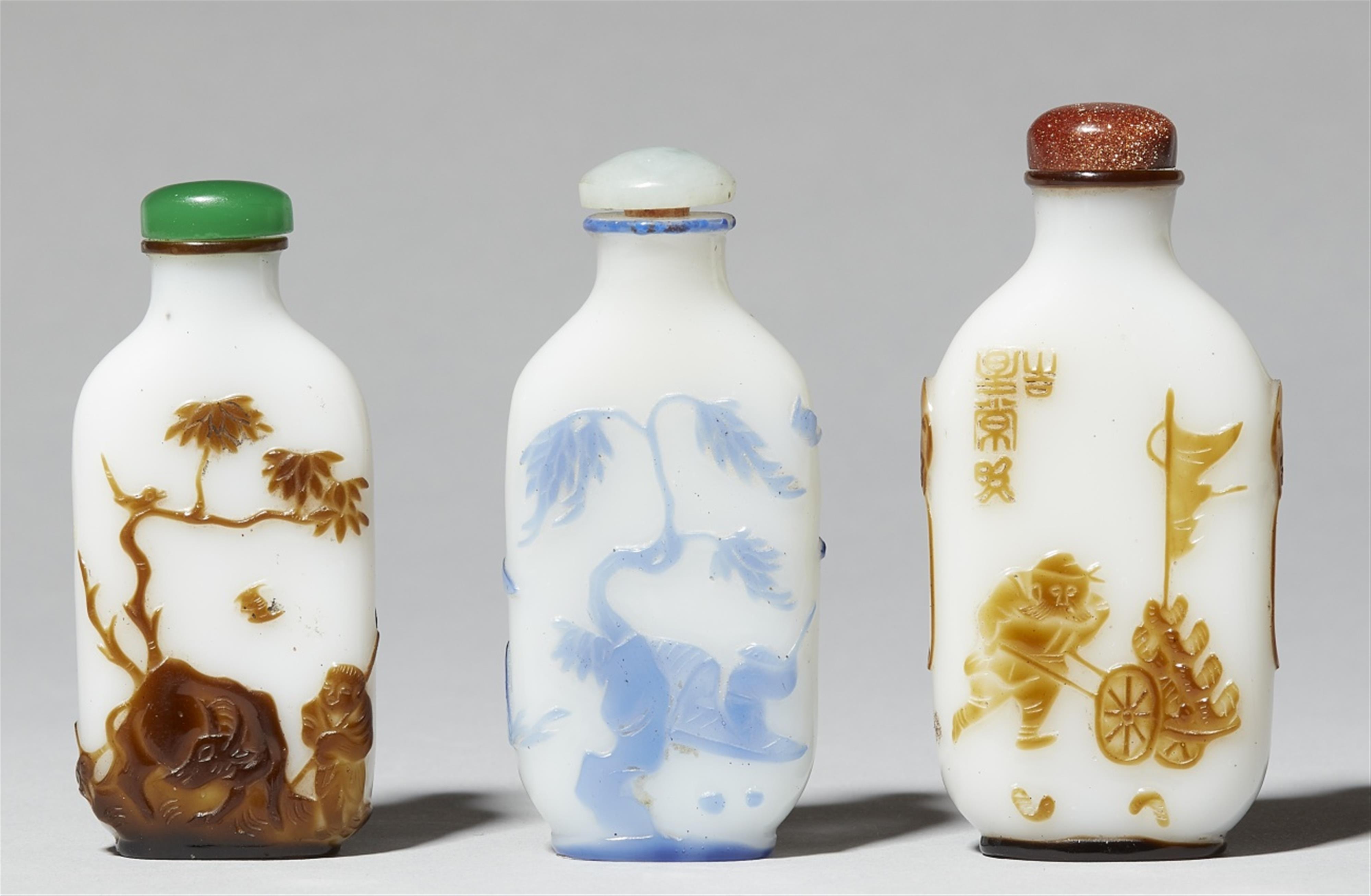 Three glass overlay snuff bottles. Yangzhou school. 19th century - image-1