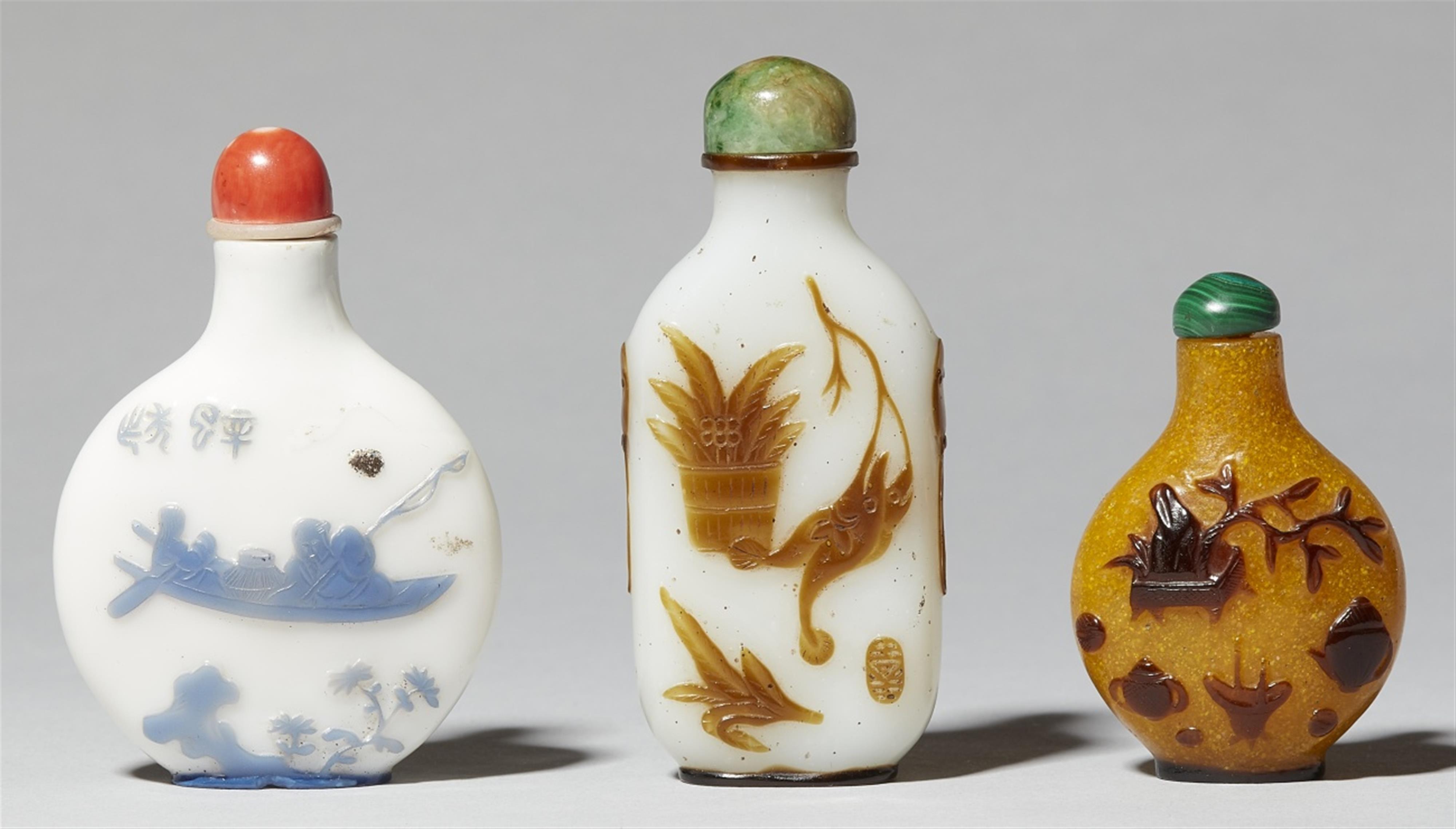 Three glass overlay snuff bottles. Yangzhou school, 19th century - image-1