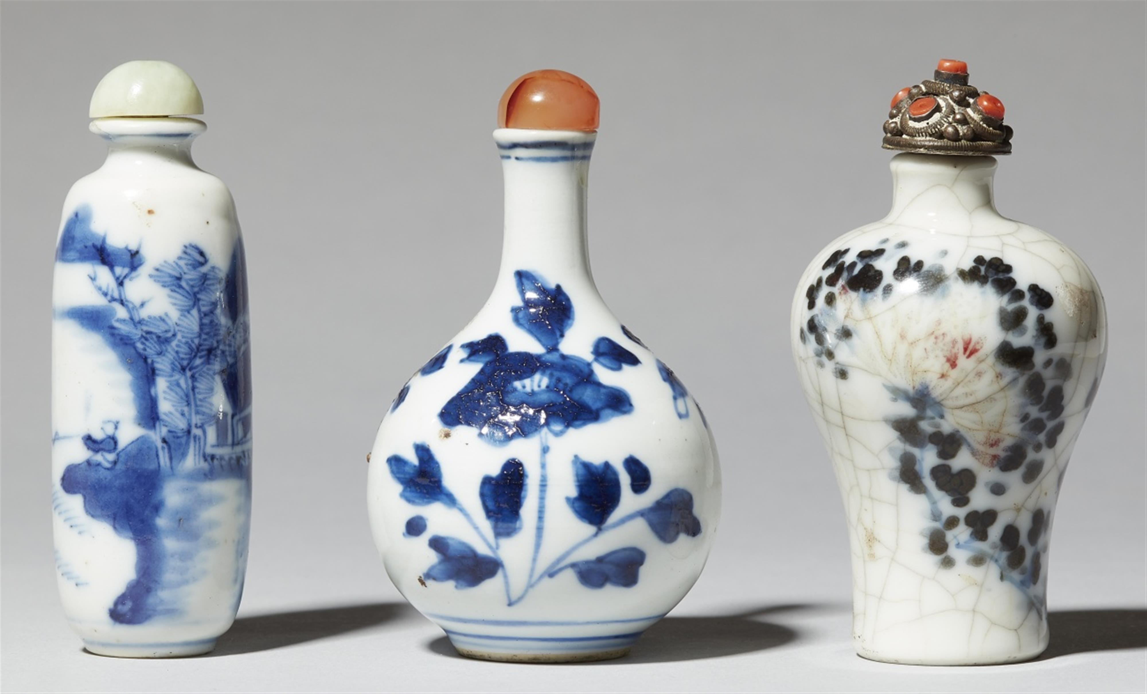 Three porcelain snuff bottles. 19th / 20th century - image-1