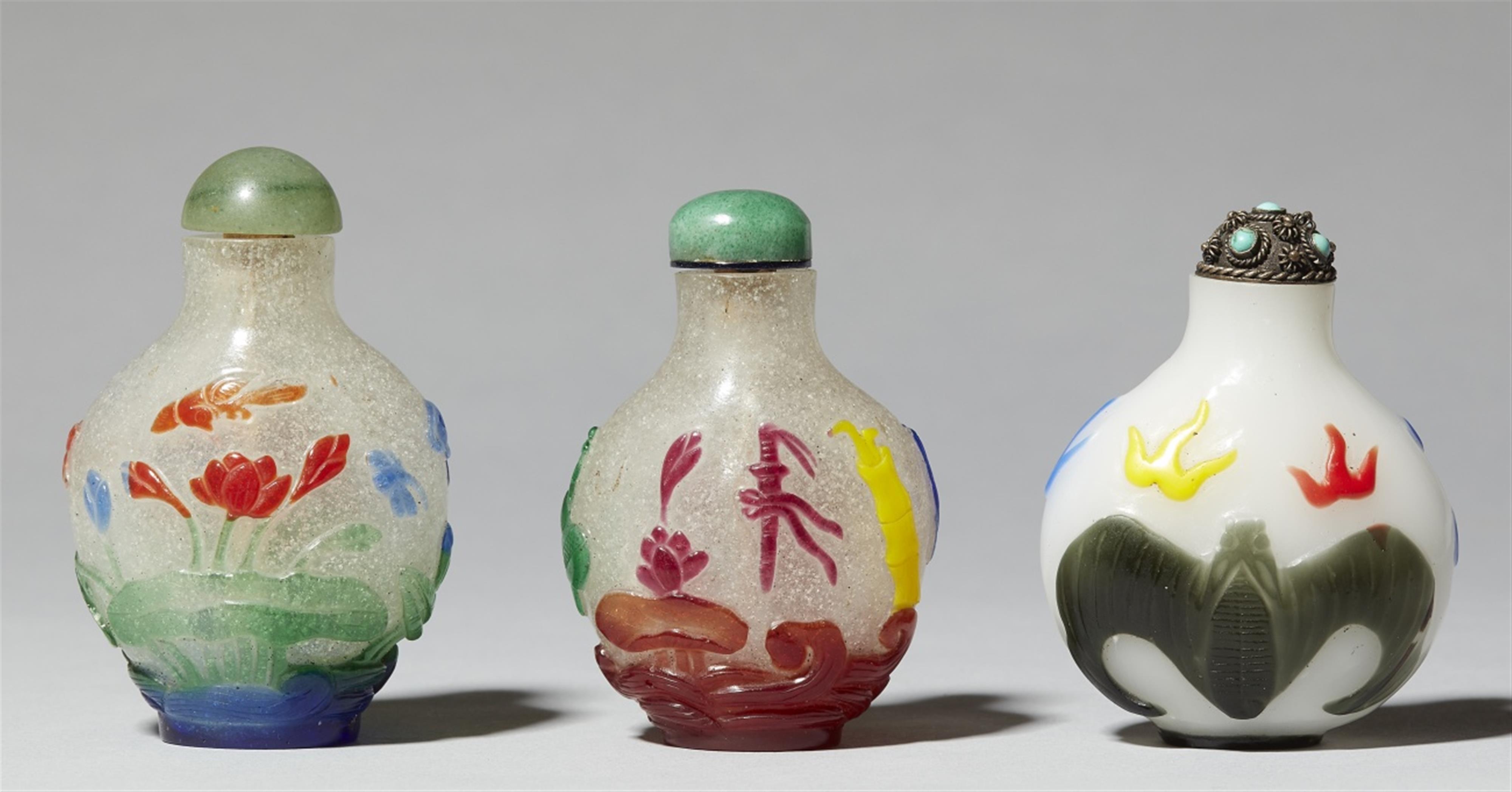 Three glass overlay snuff bottles. 19th/20th century - image-1