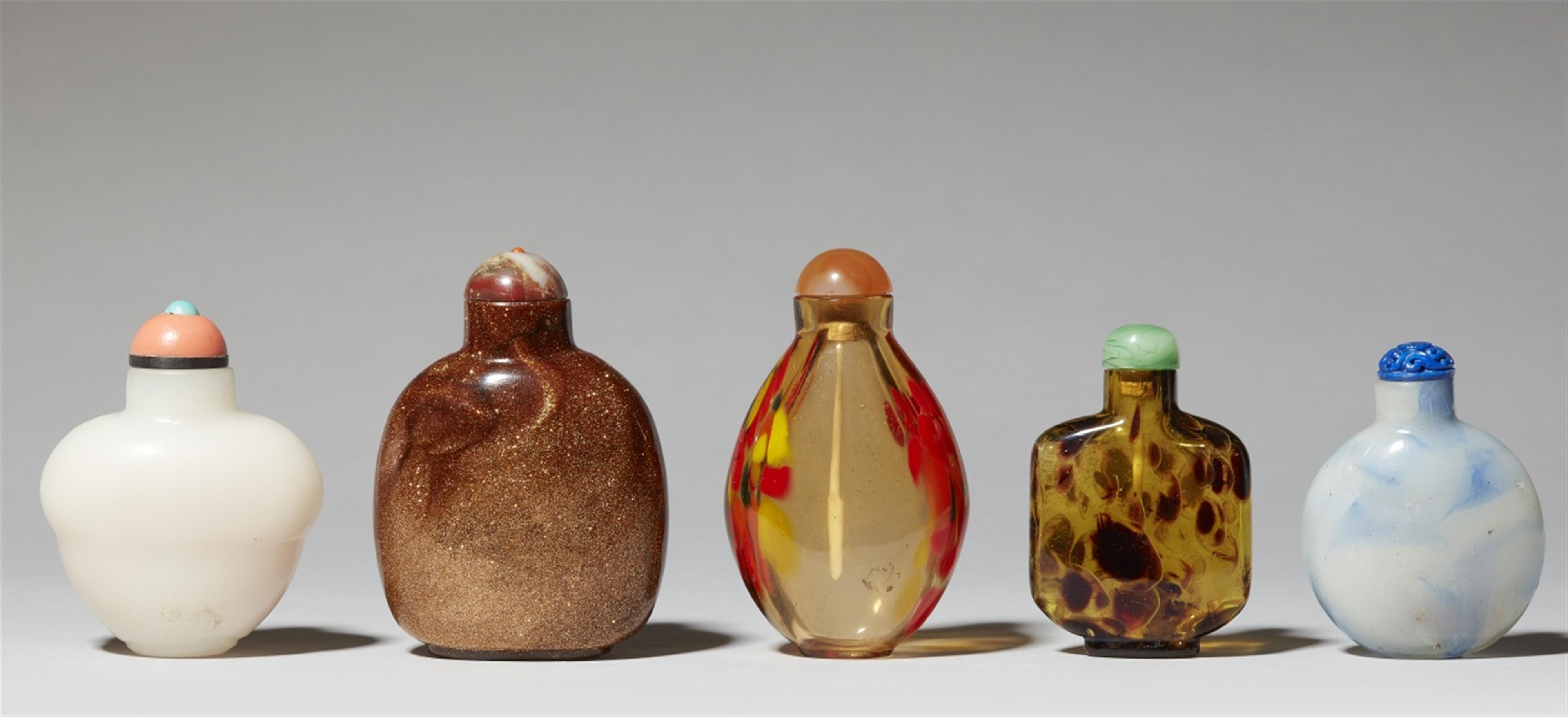 Five snuff bottles. 19th/20th century - image-1