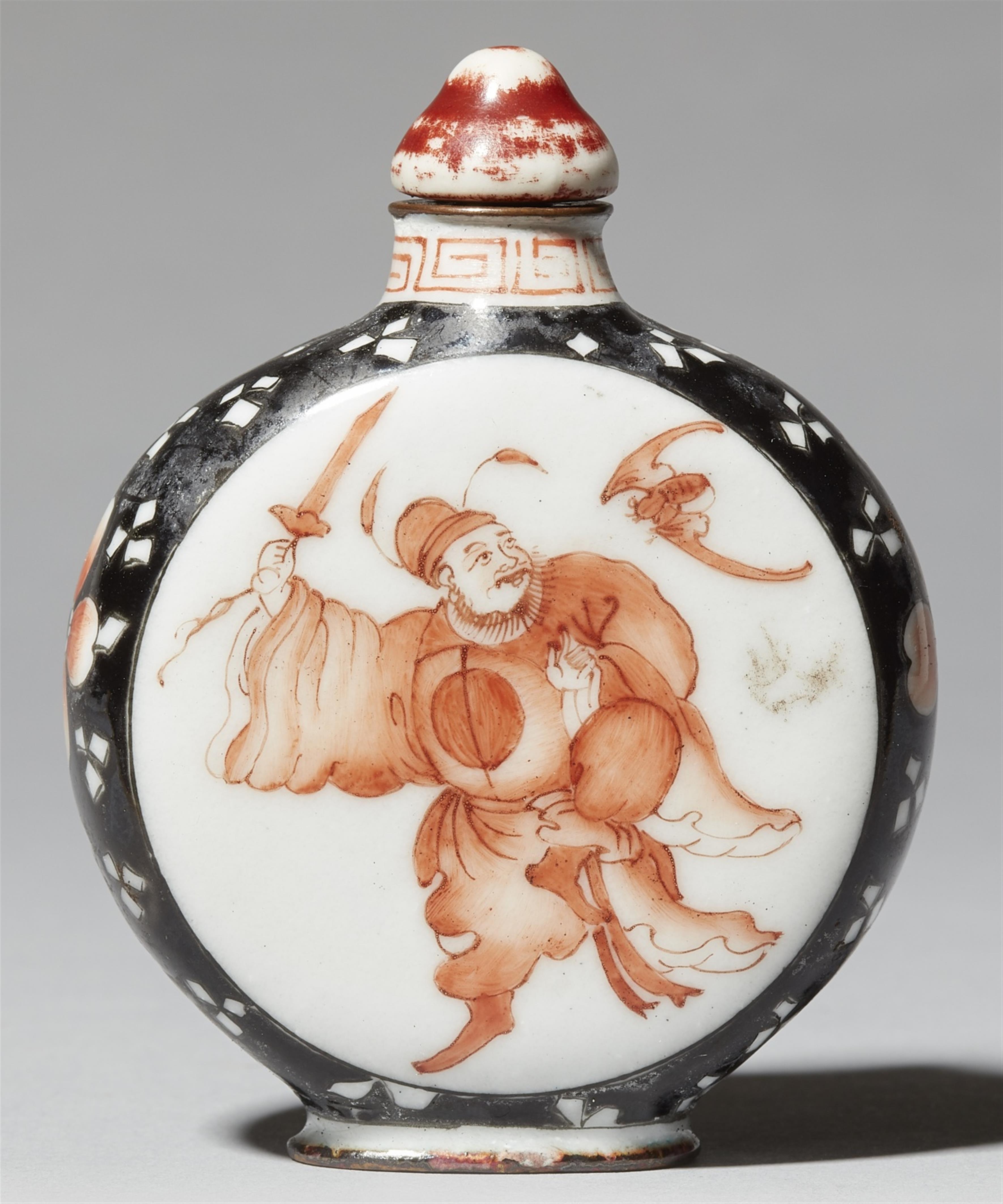 An enamel on copper snuff bottle. 19th/20th century - image-1