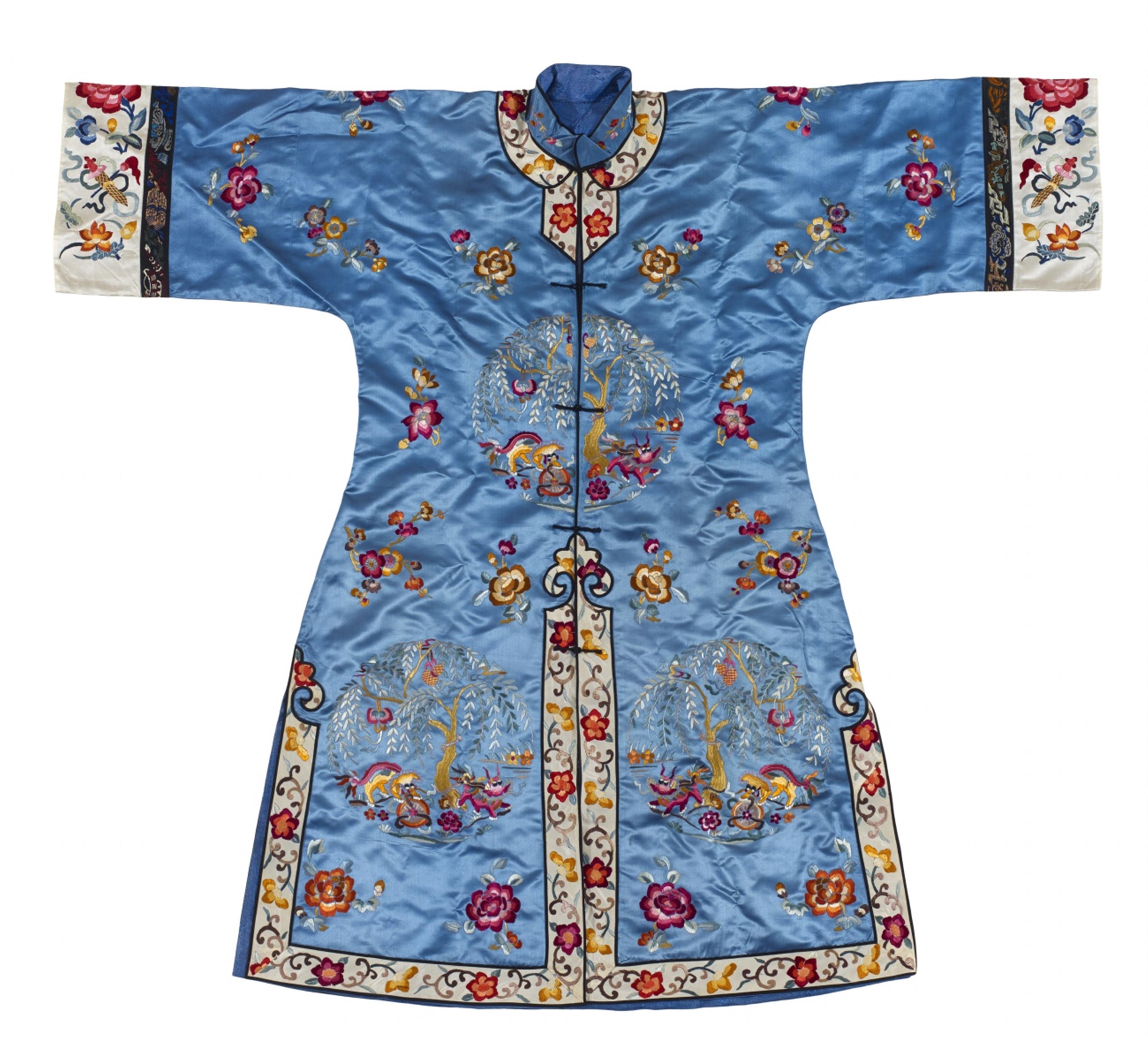 A lady's embroidered blue satin gown. First half 20th century - image-1