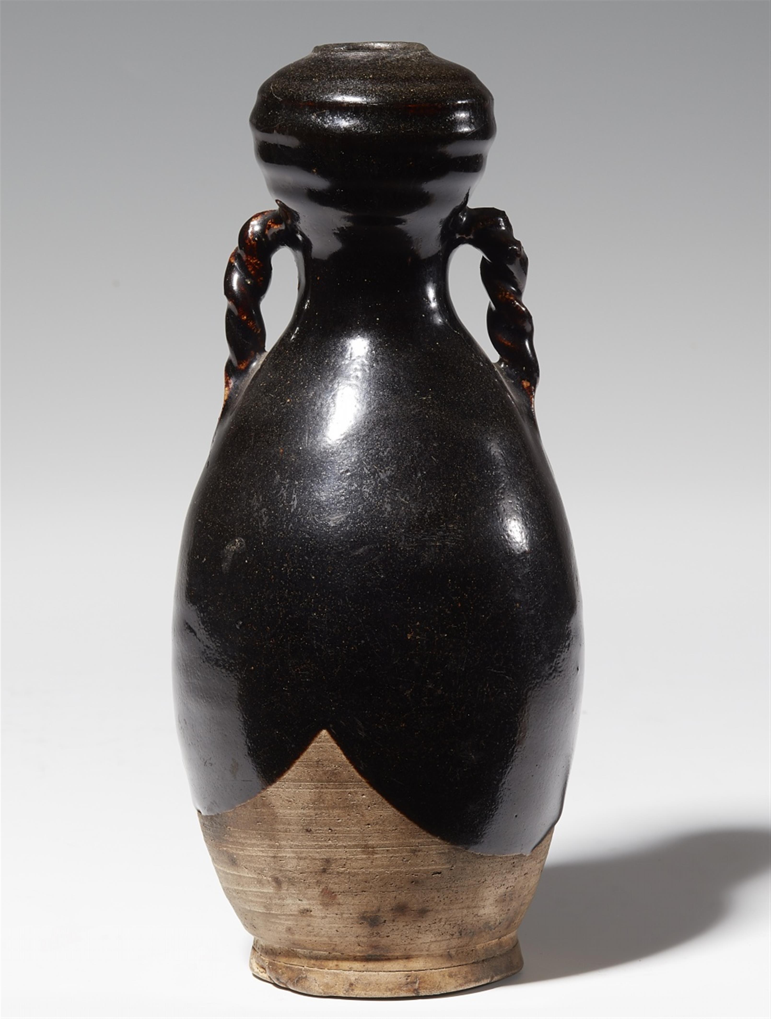 A dark brown-glazed double-gourd vase. 10th century - image-1