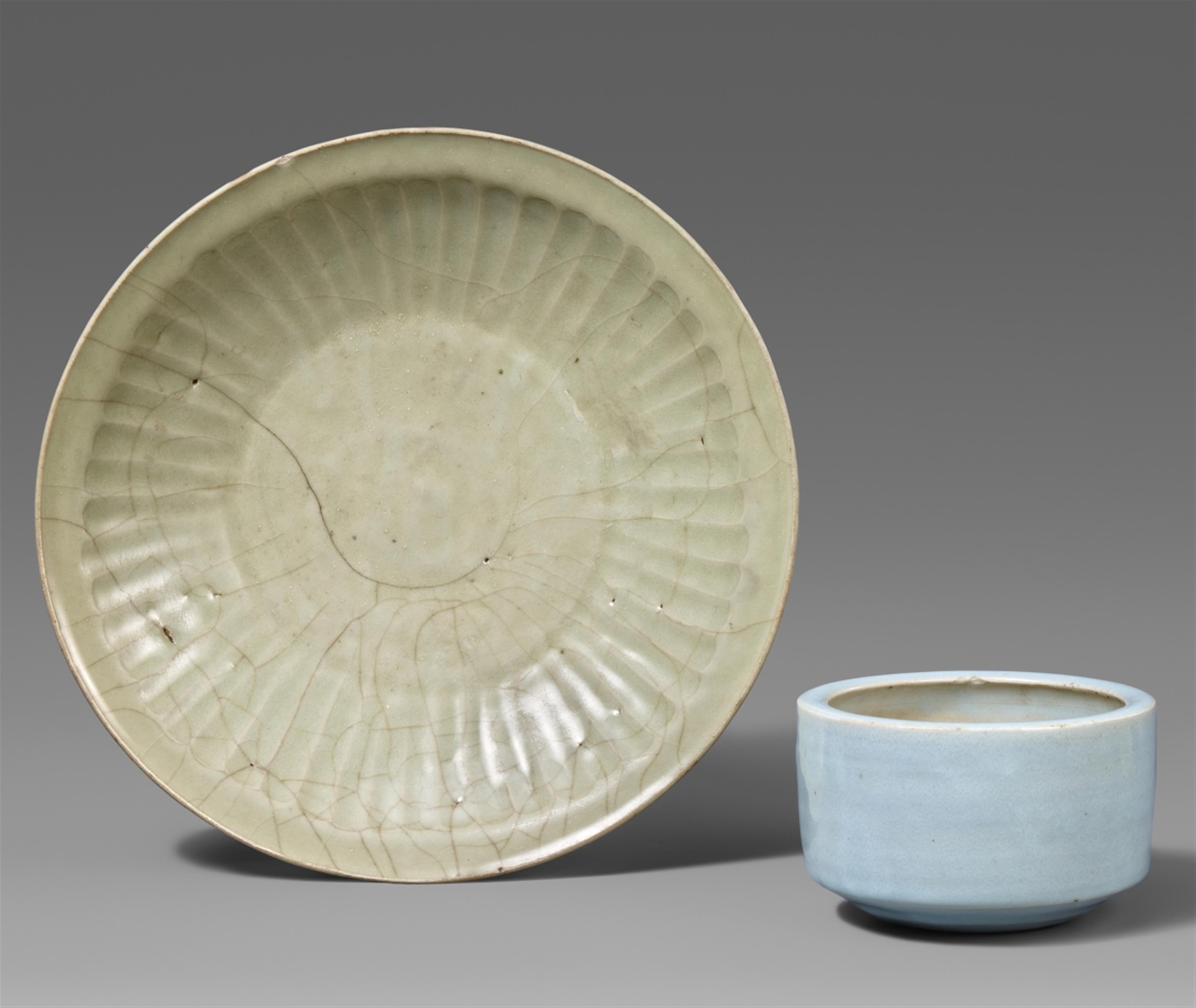 A Swatow dish and a small censer (koro). 16th-19th century - image-1