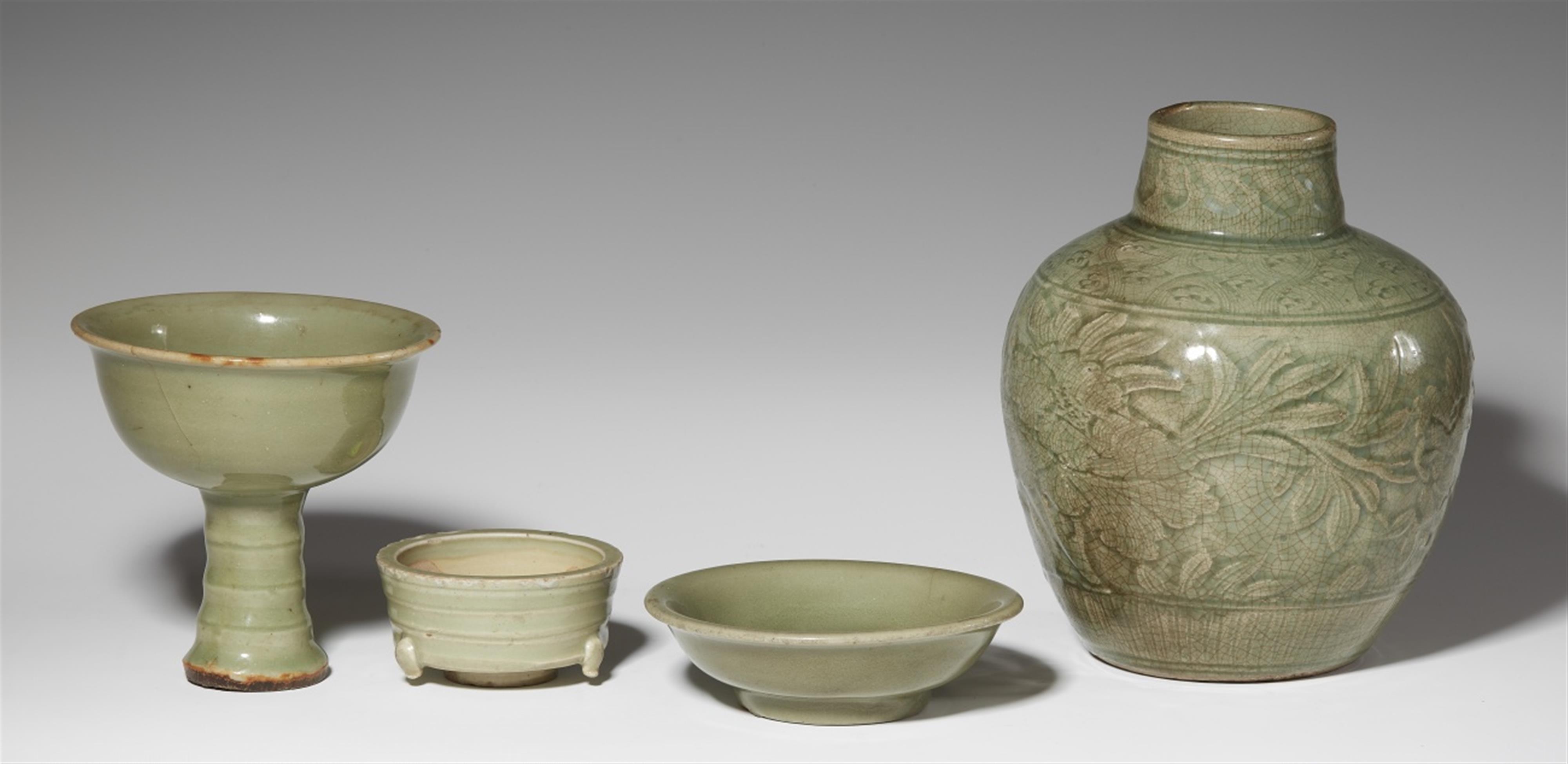 Fußschale mit seladonfarbener Glasur. Longquan. Yuan-Zeit (1280-1368) und drei weitere Gefäße mit Seladonglasur - image-1