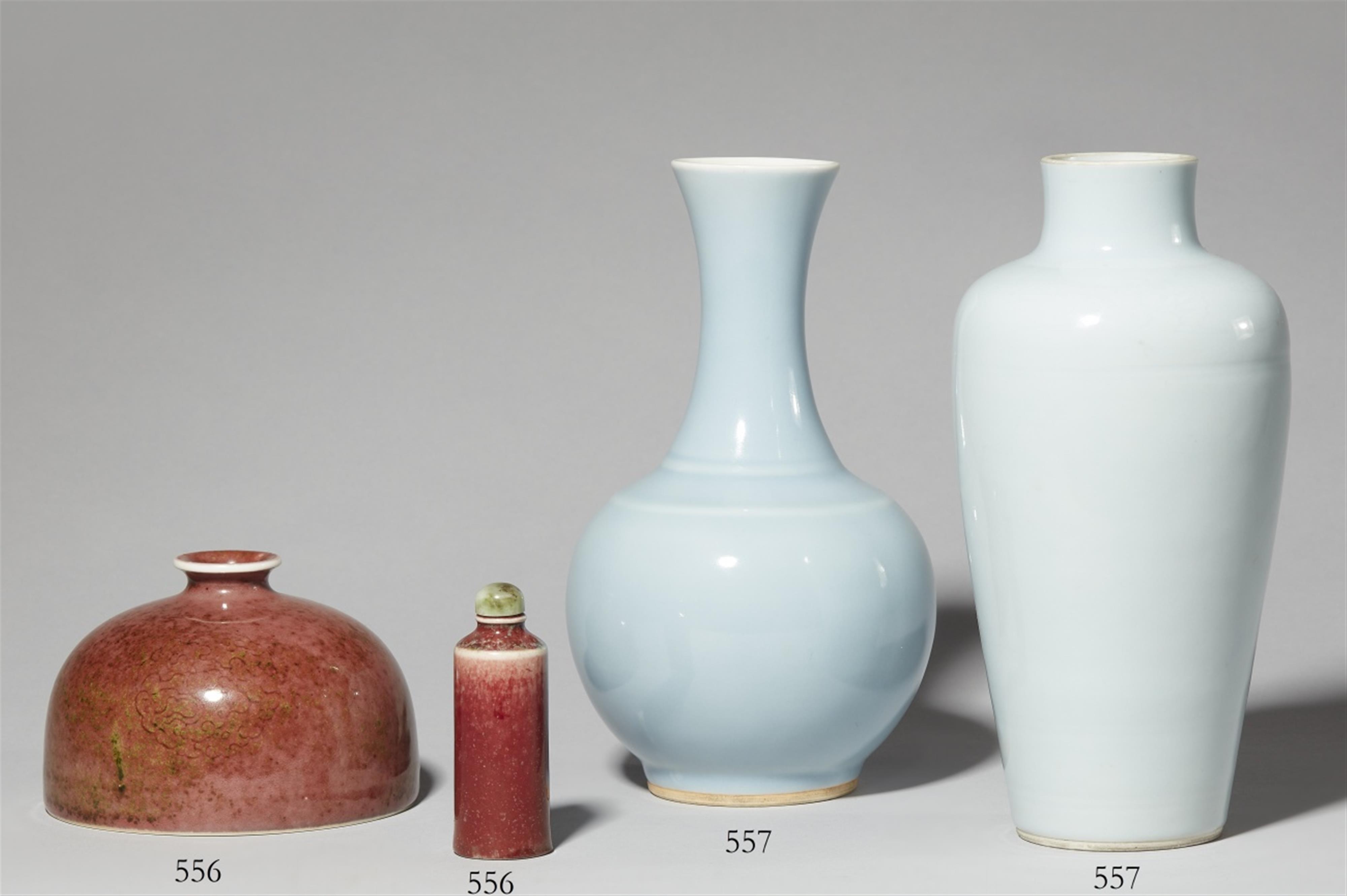 Zwei blau glasierte Vasen. 18./19. Jh. - image-1