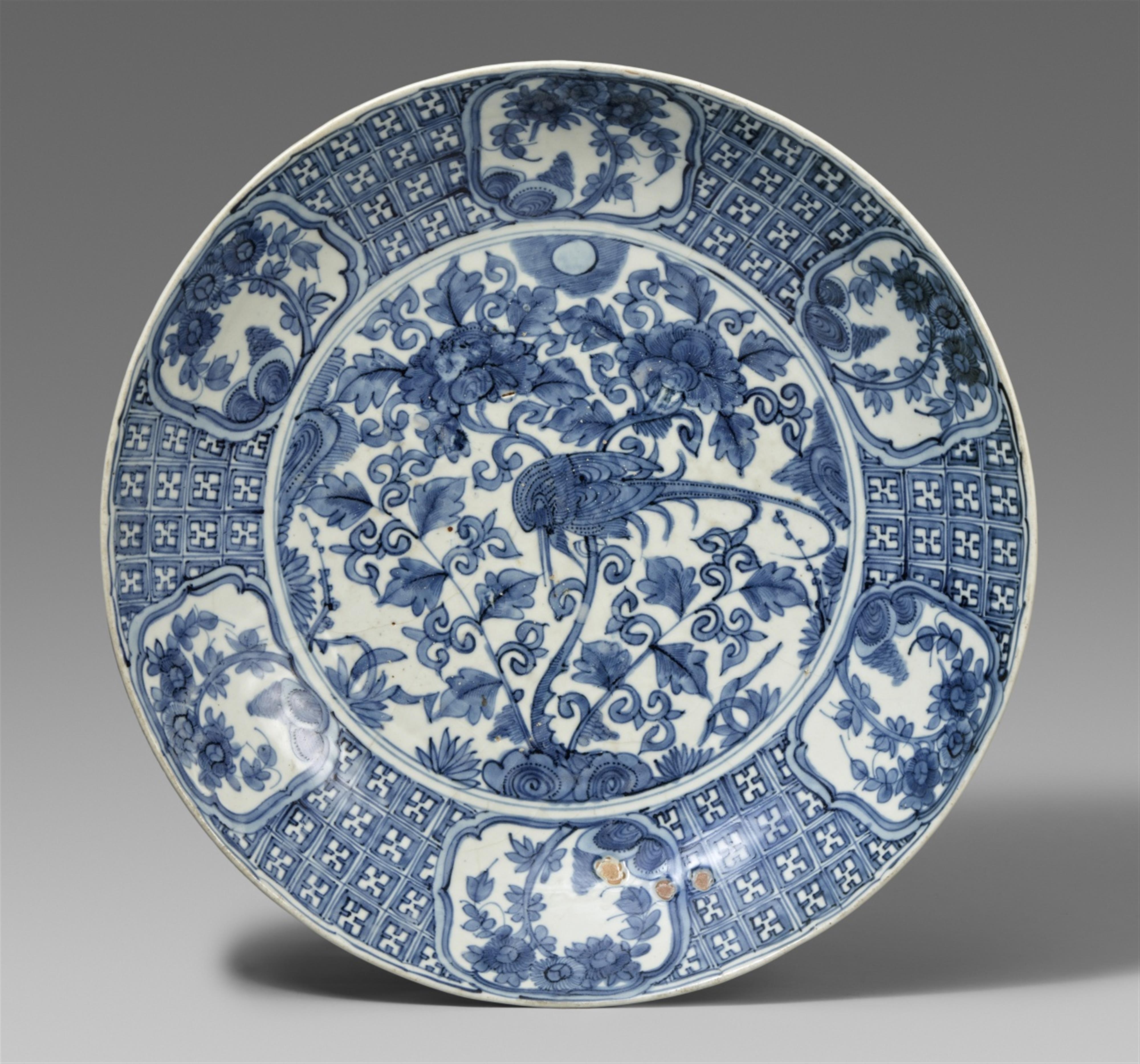 A blue and white charger. Zhangzhou (Swatow). 16th/17th century - image-1