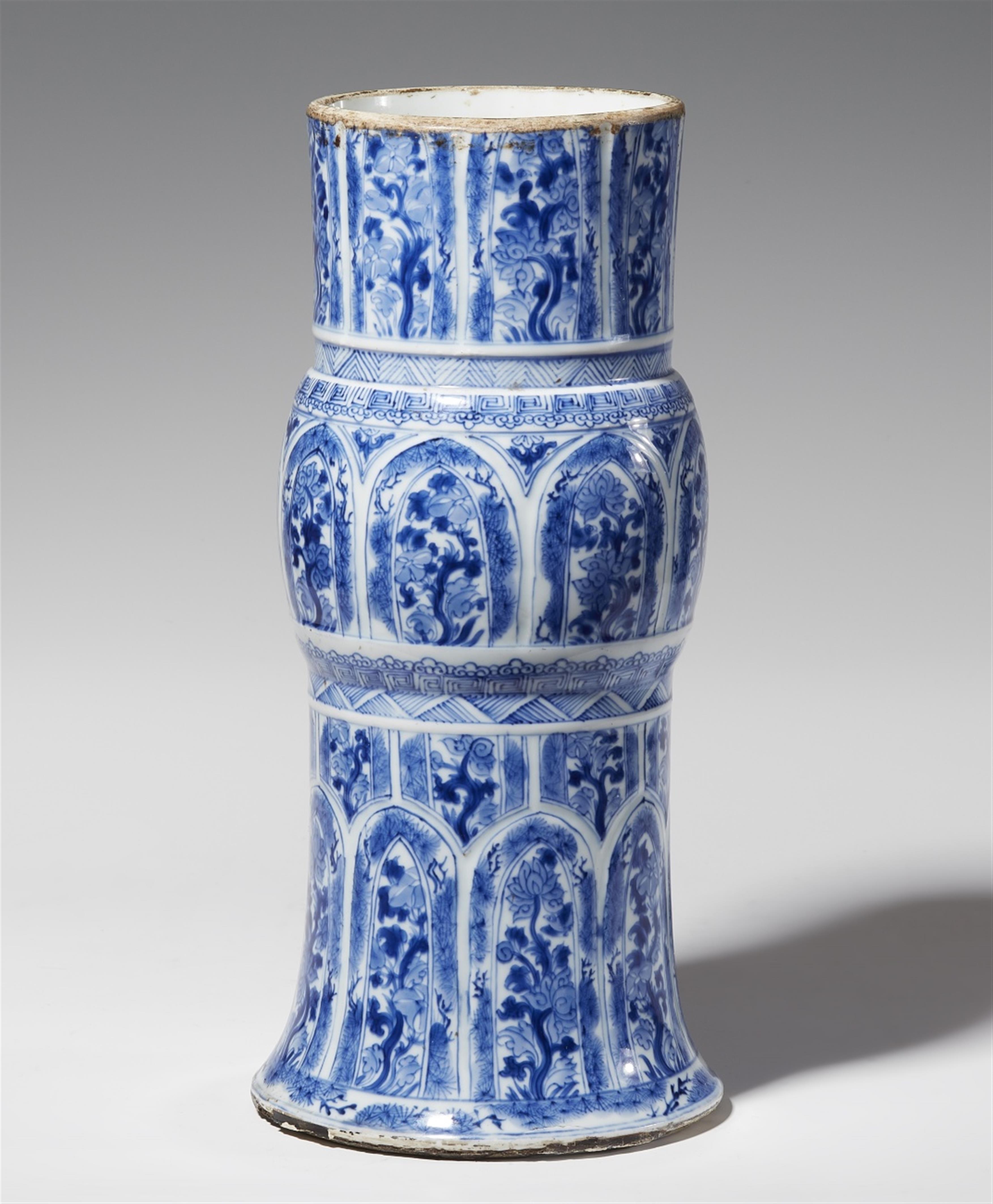 A blue and white gu vase. Kangxi period (1662-1722) - image-1