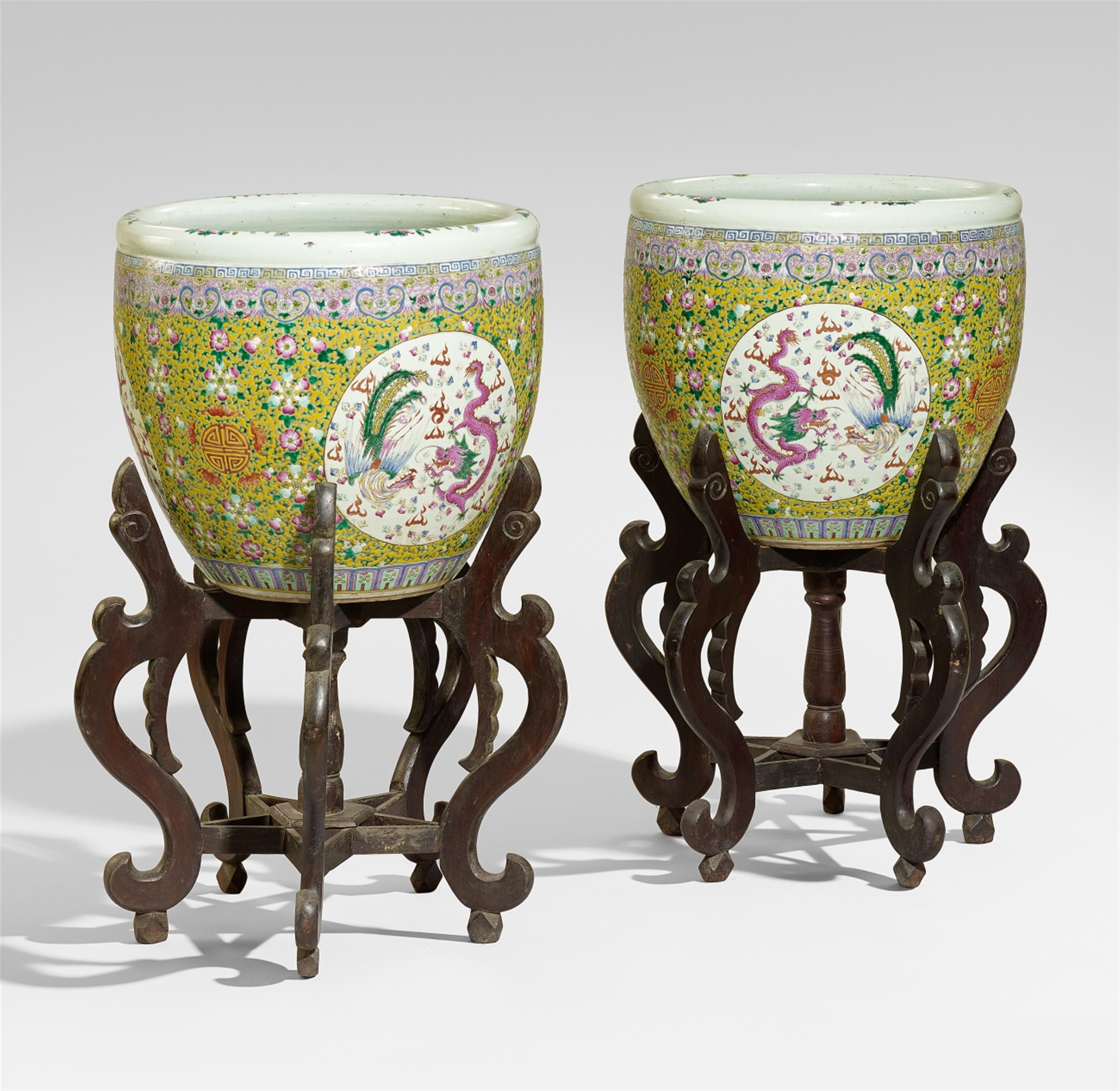 A pair of large famille rose fish bowl. Republic period (1912-1949) - image-2