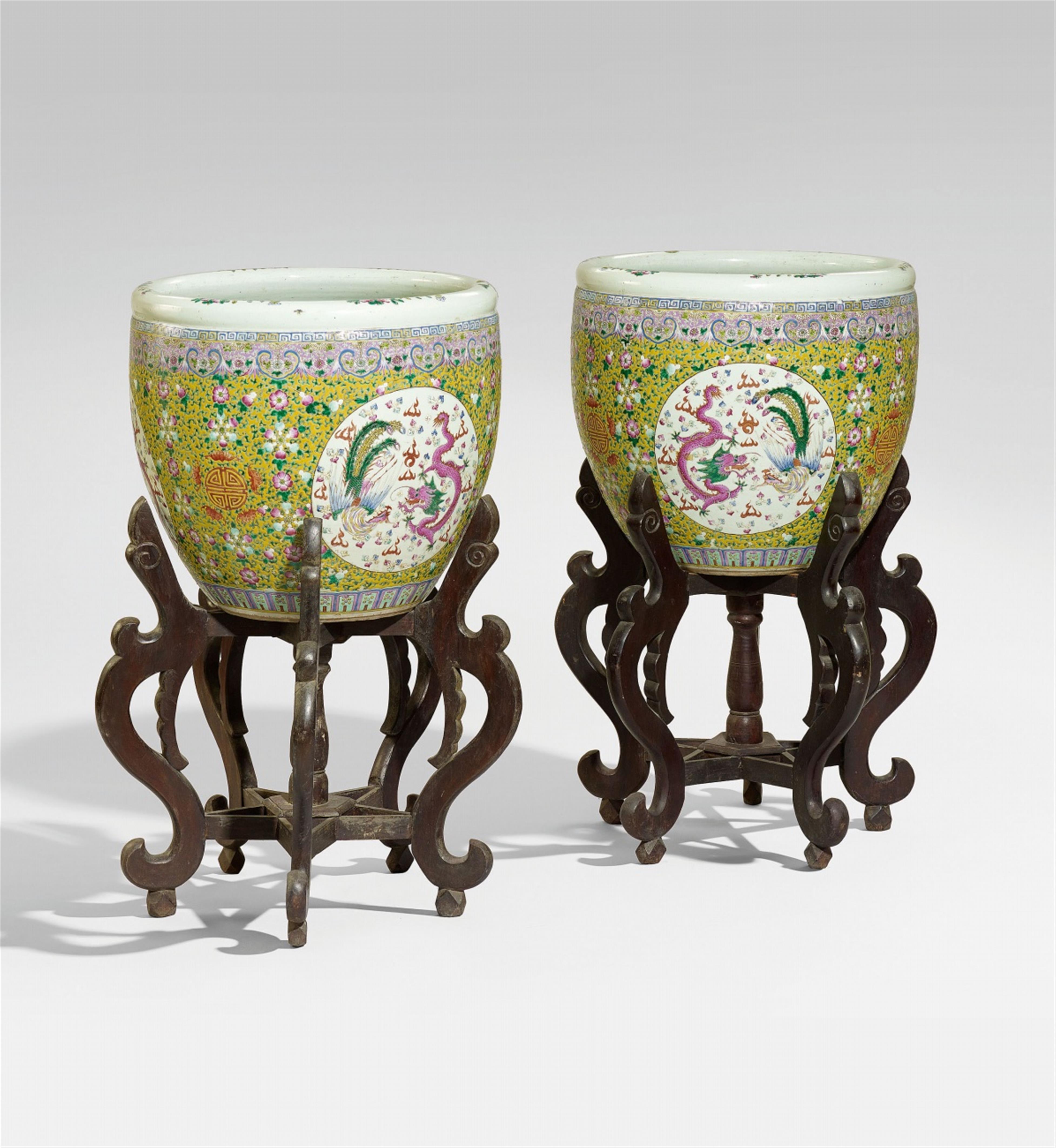 A pair of large famille rose fish bowl. Republic period (1912-1949) - image-1