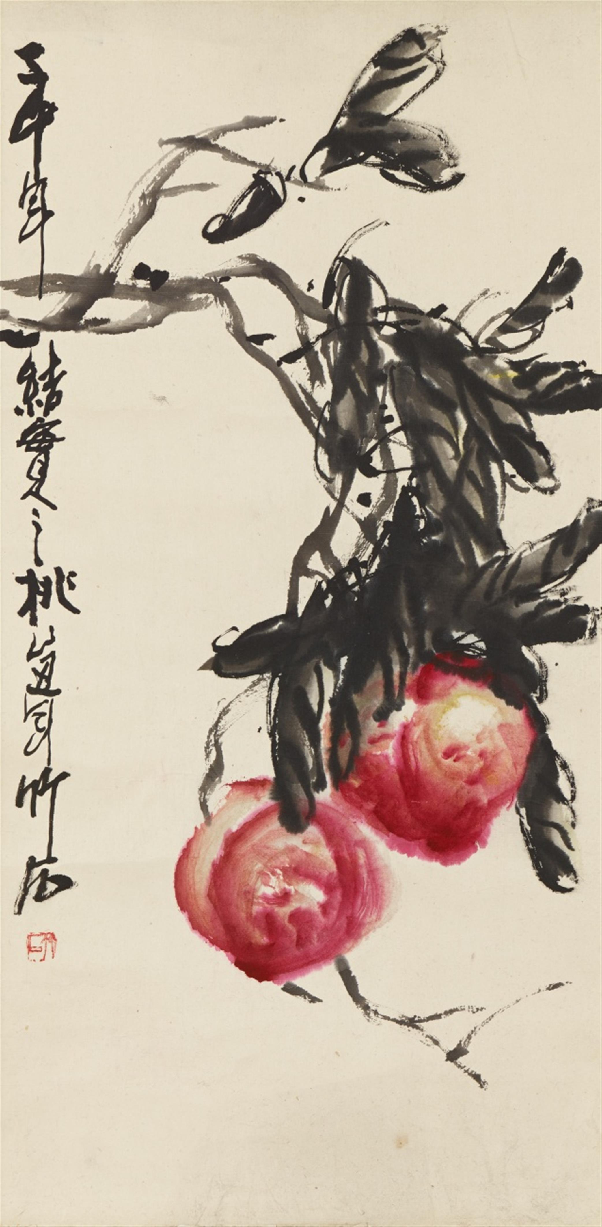 Zhu Shi . 20th century - "Peach fruit of three thousand years". Hanging scroll. Ink and colour on paper. Inscription, signed and sealed Zhu Shi. - image-1