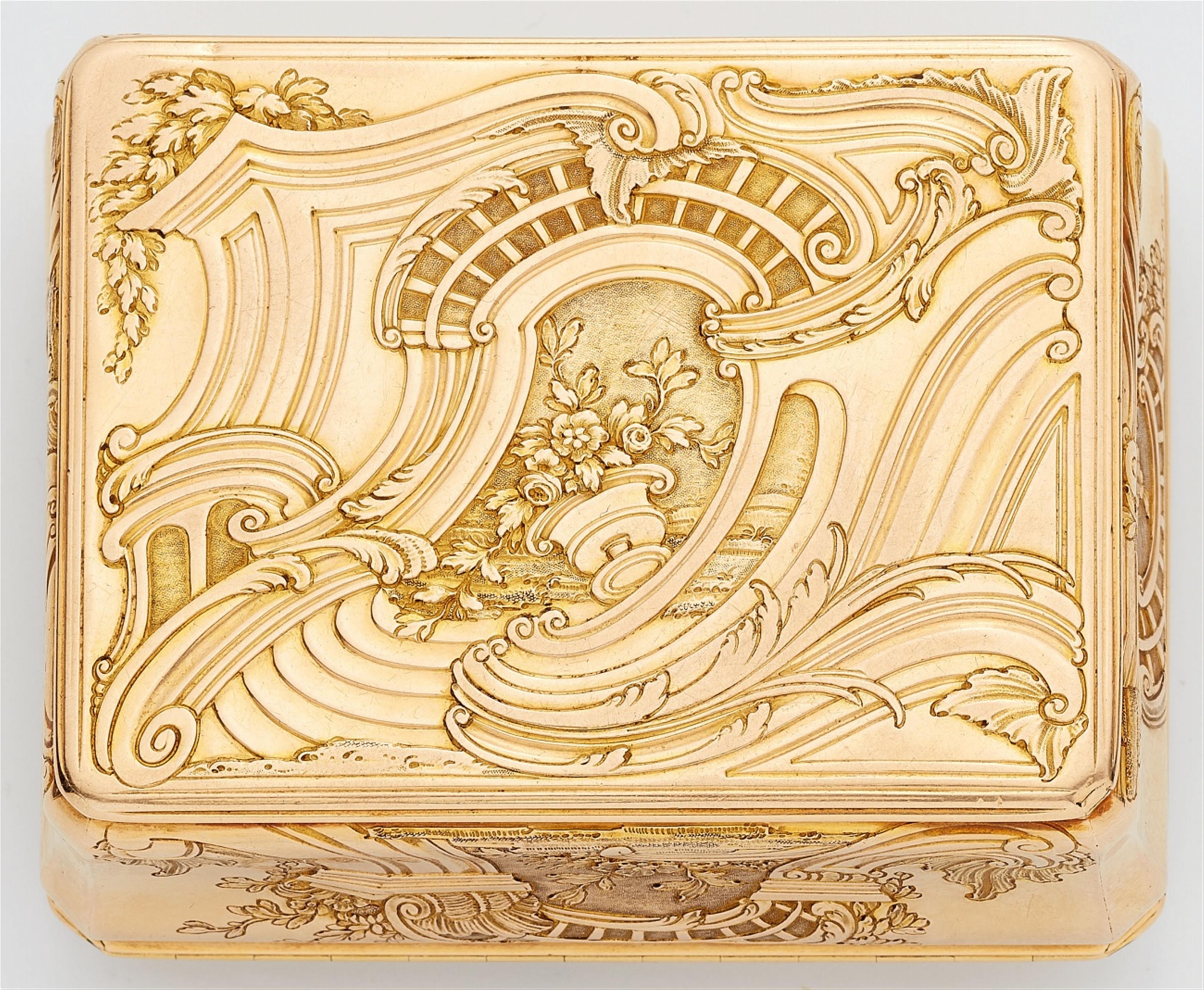 An 18k gold Frederician snuff box - image-3