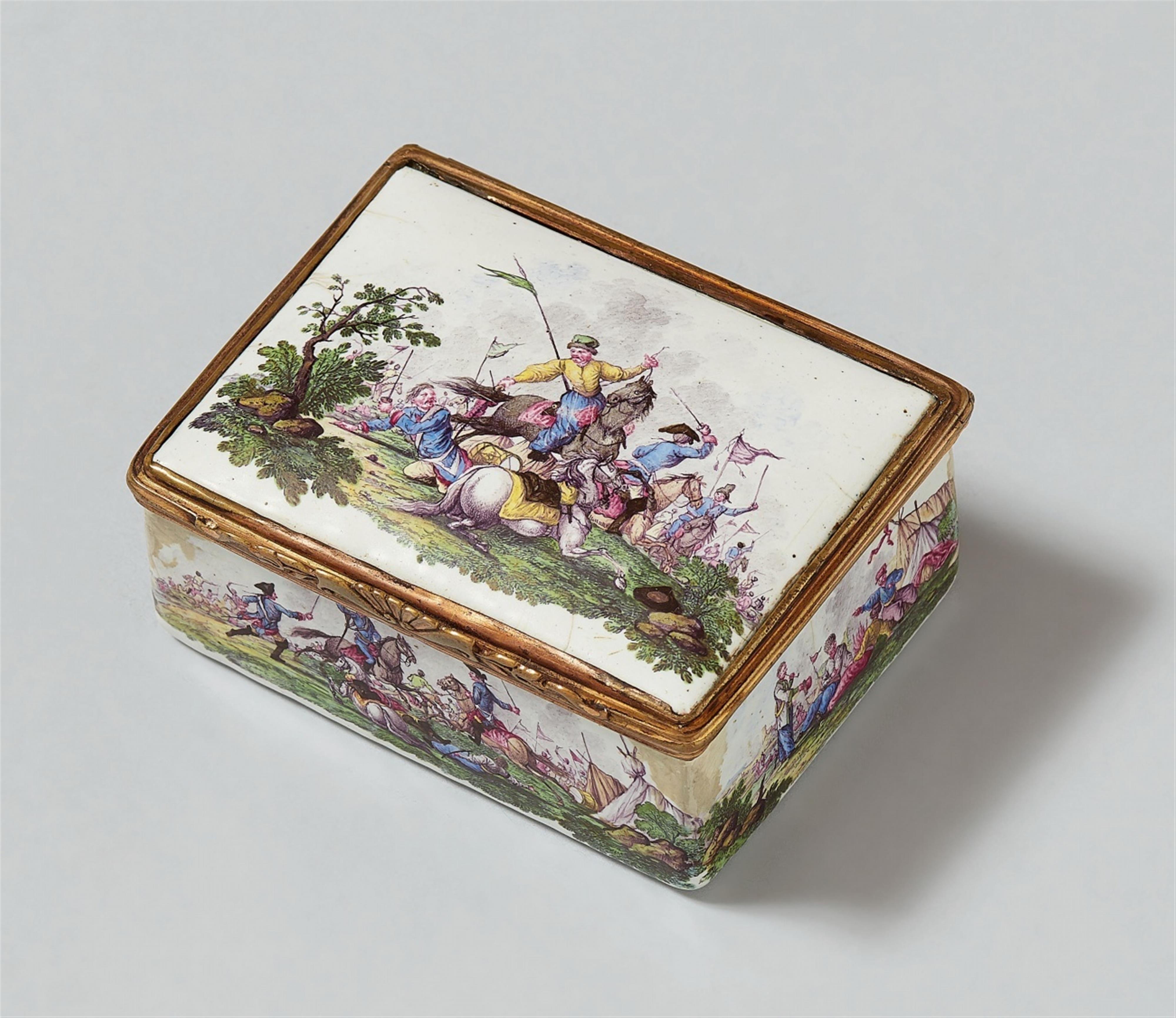 An enamelled snuff box with battle scenes - image-1