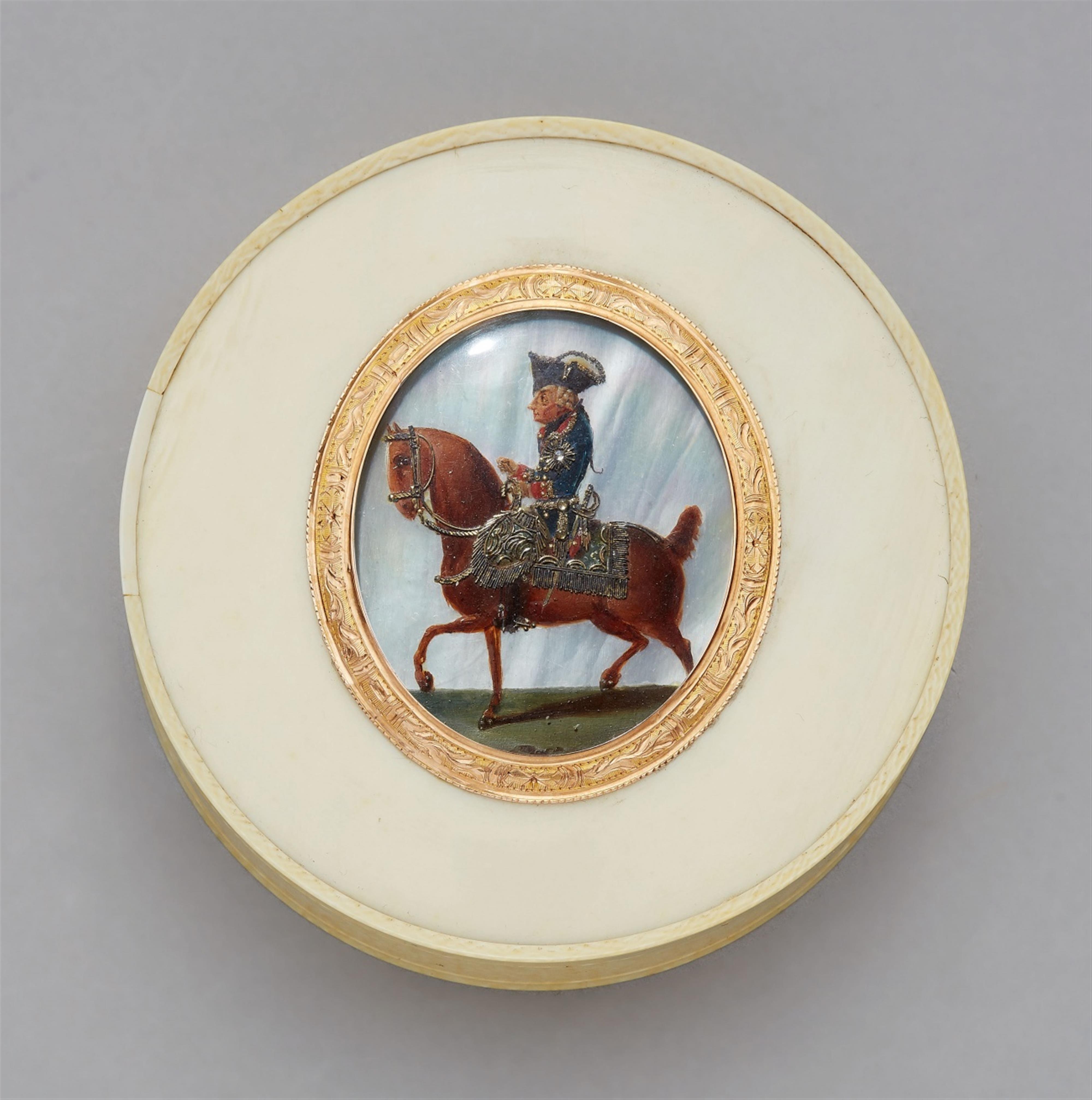 A bonbonnière with a portrait of Friedrich II - image-1