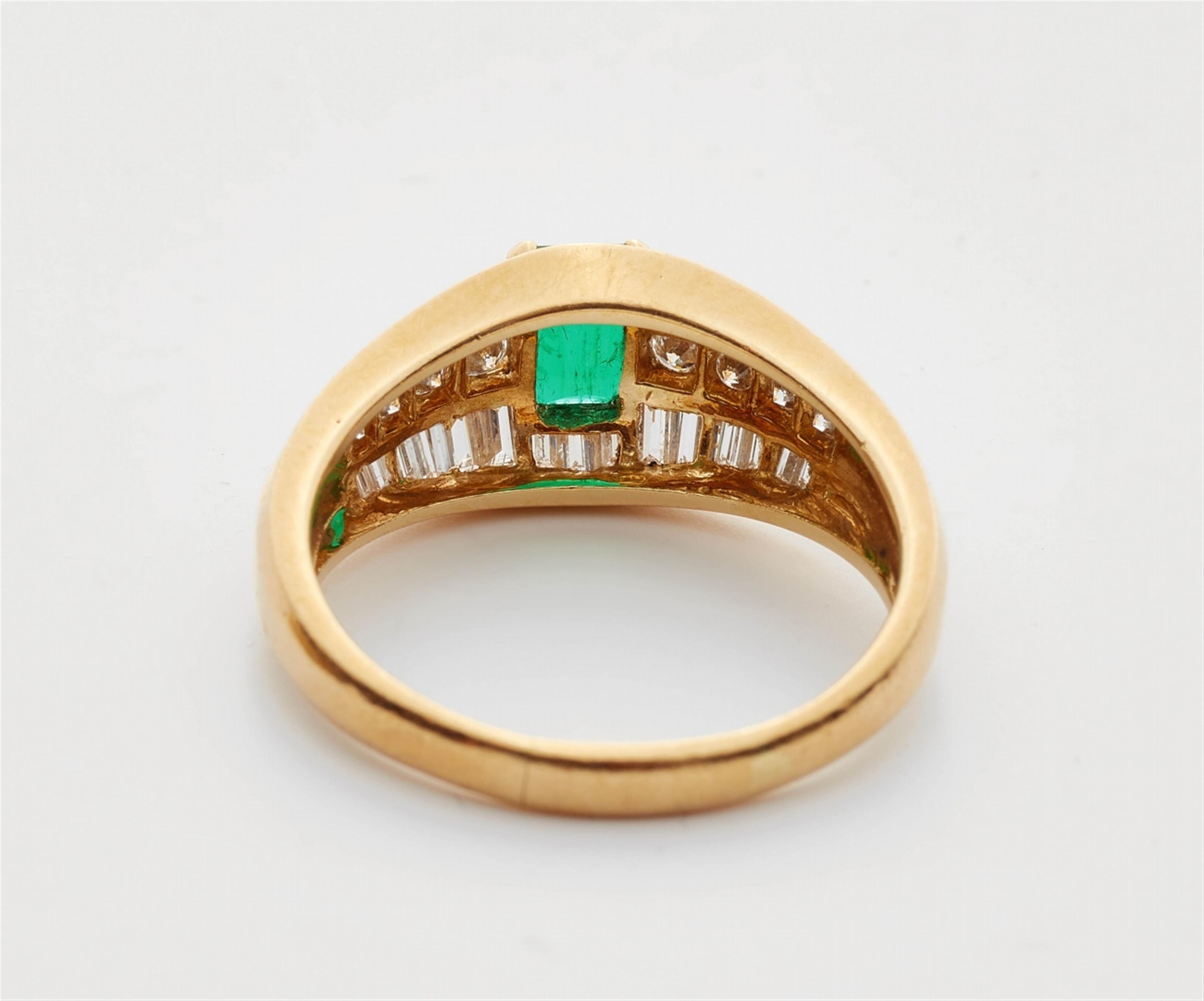 An 18k gold and emerald ring - image-3