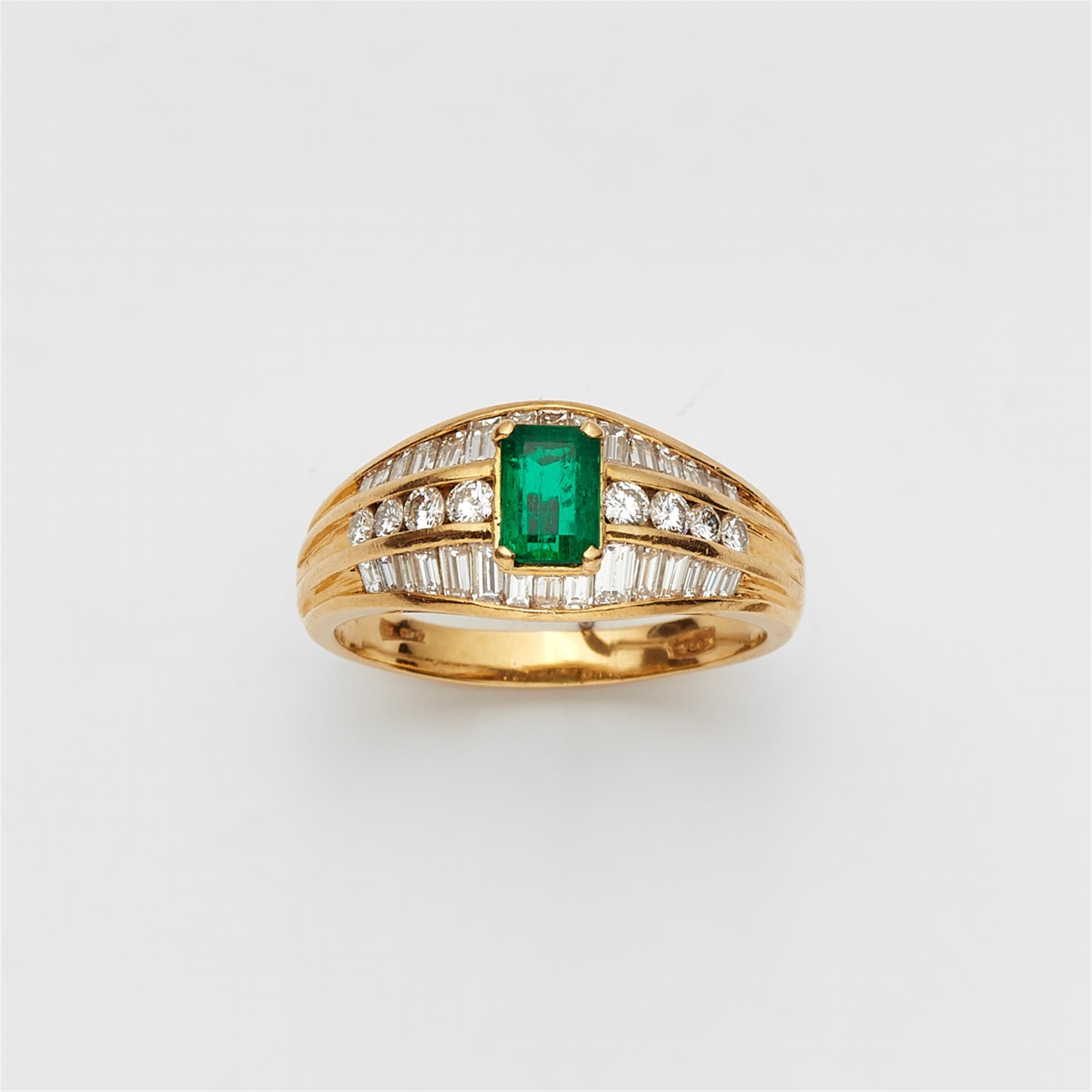 An 18k gold and emerald ring - image-1