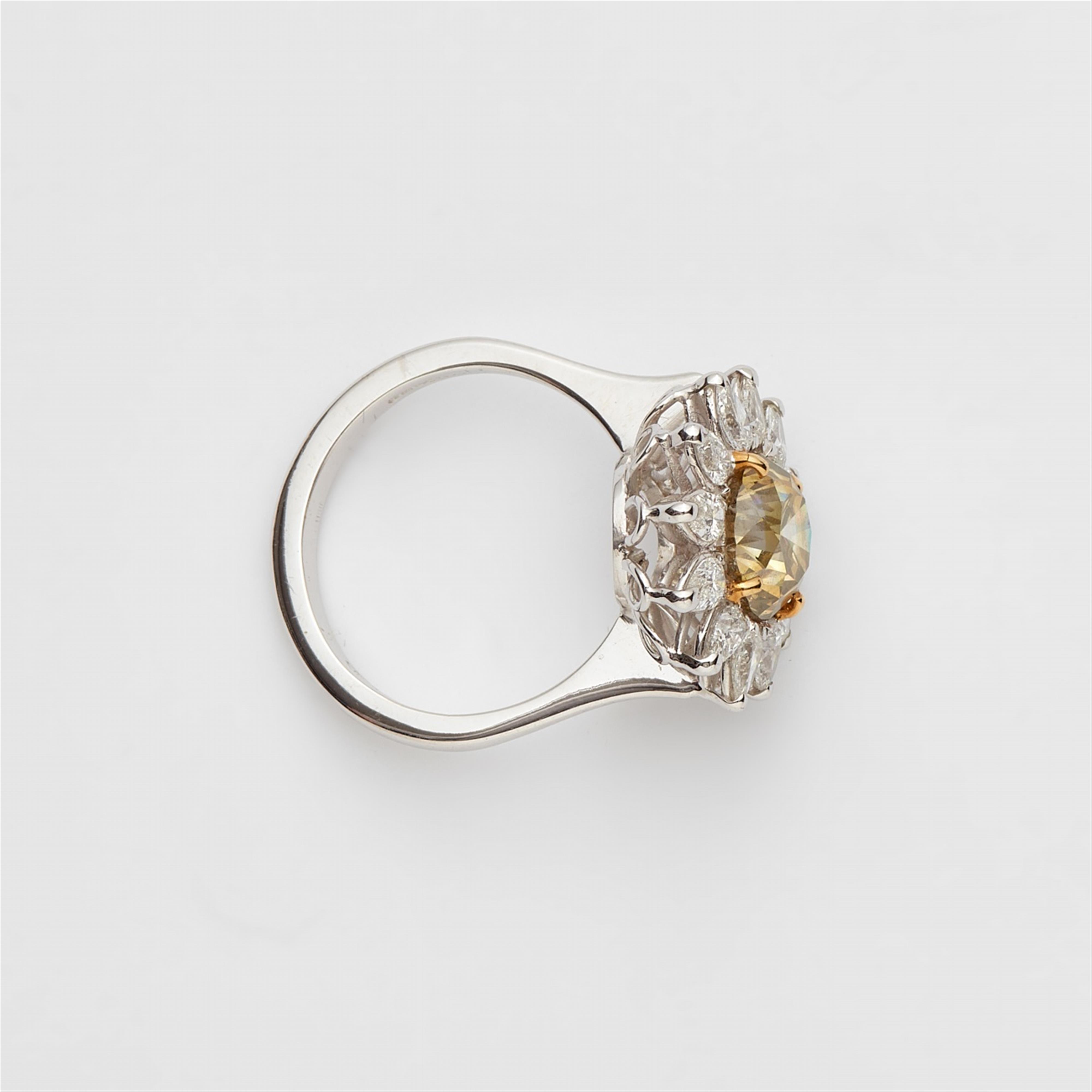 An 18k gold and fancy diamond ring - image-2