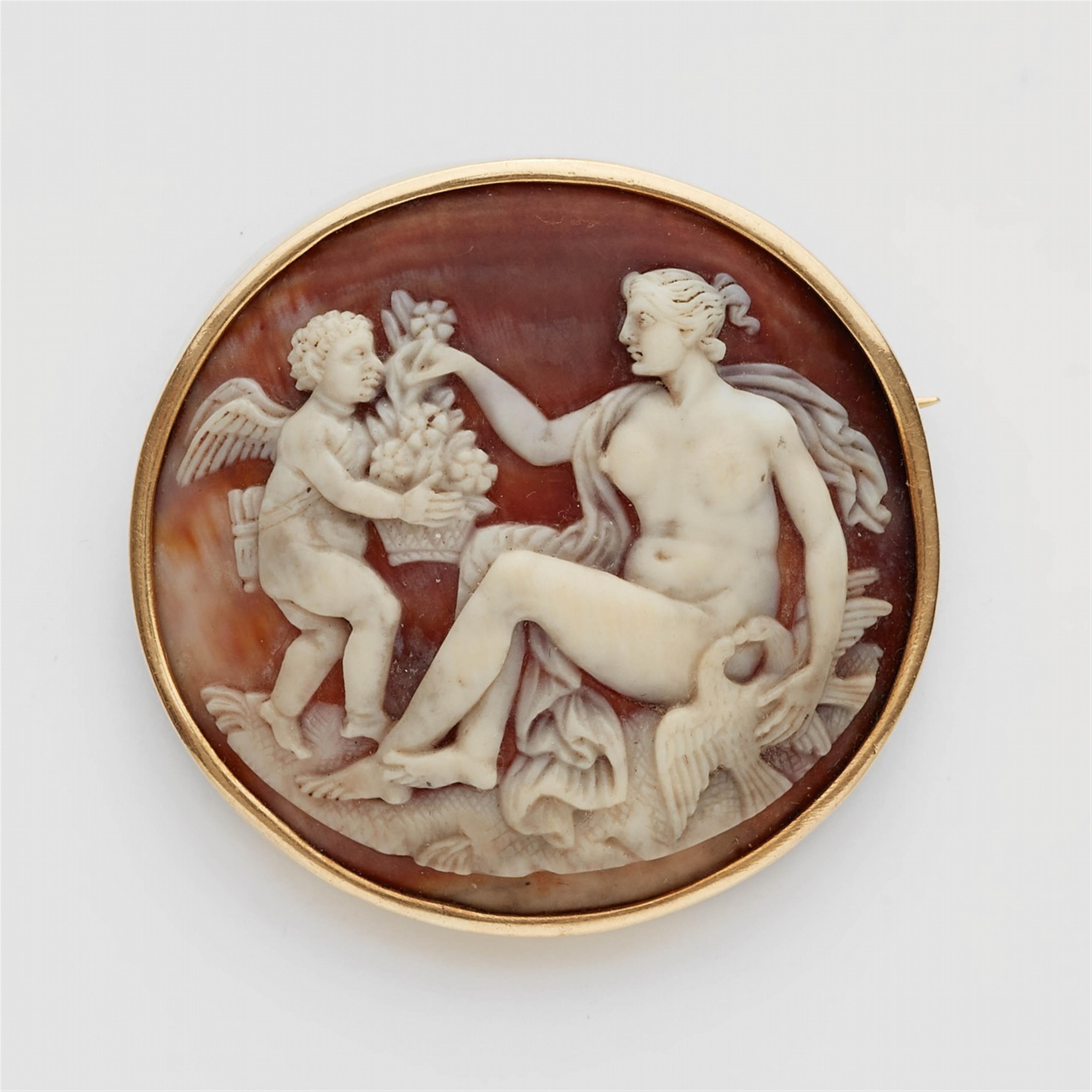 An 18k gold and shell cameo brooch with Venus and Cupid - image-1