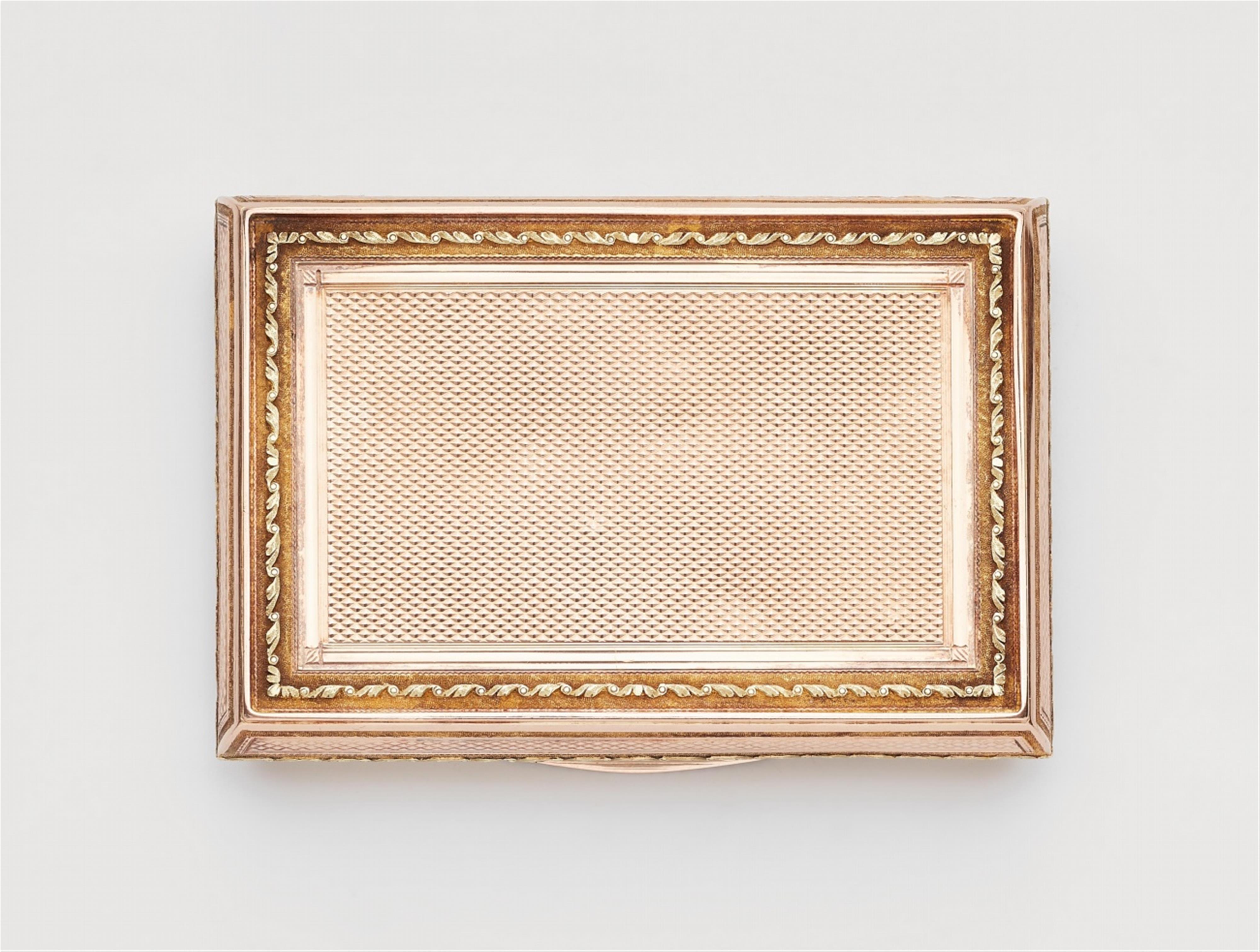 An 18k tri-coloured gold snuff box - image-2