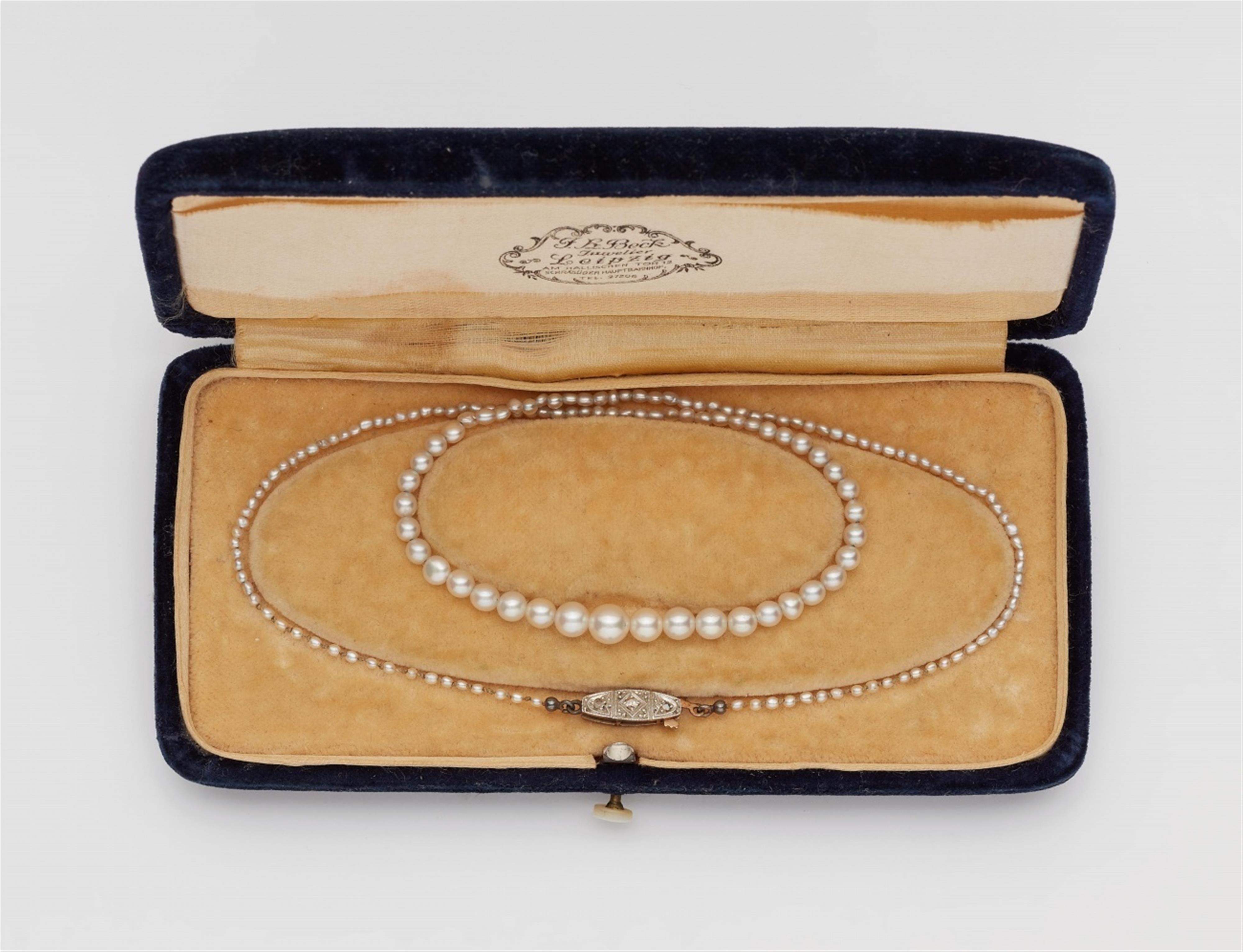 A Belle Epoque pearl necklace with original case - image-1