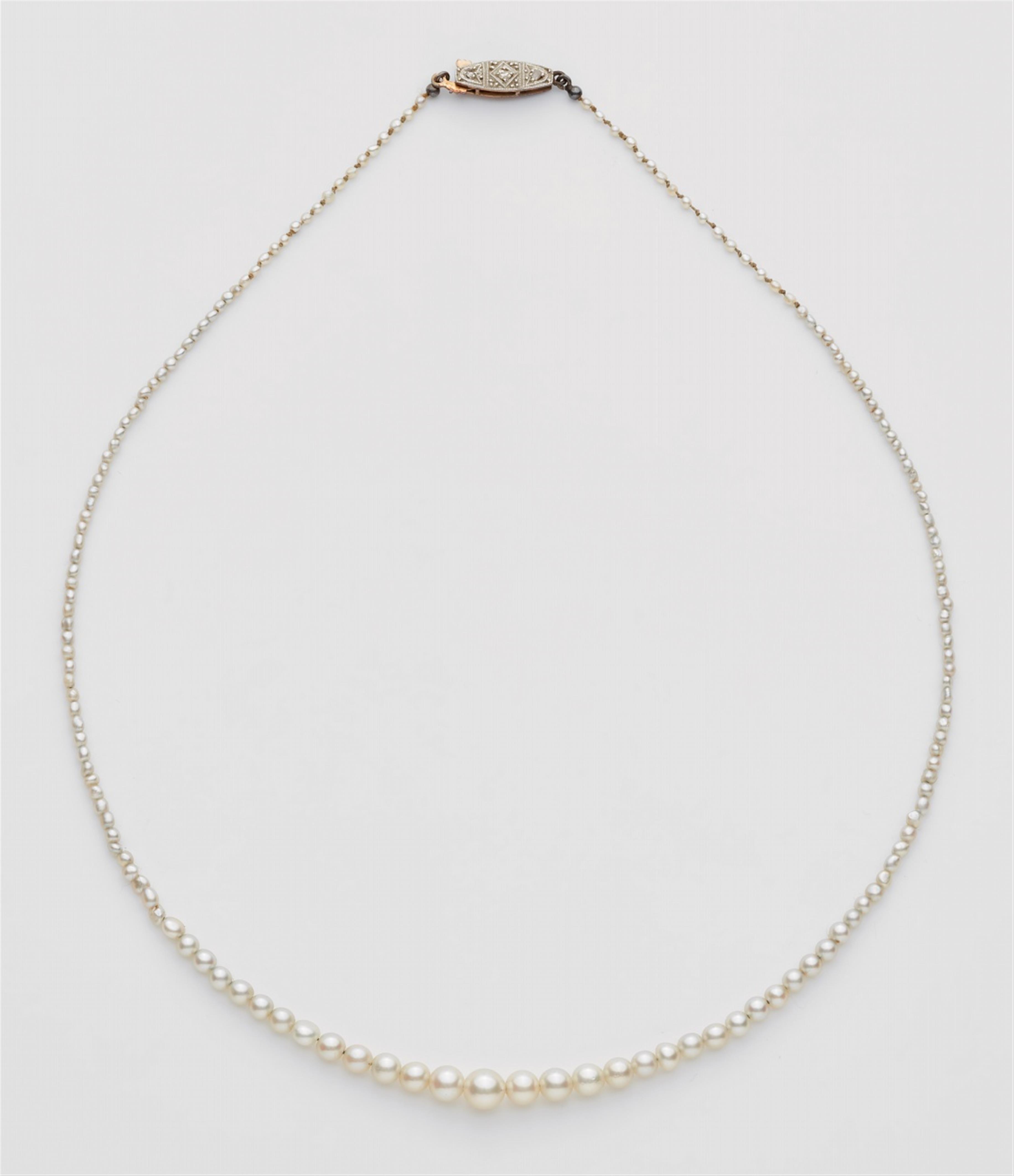 A Belle Epoque pearl necklace with original case - image-2