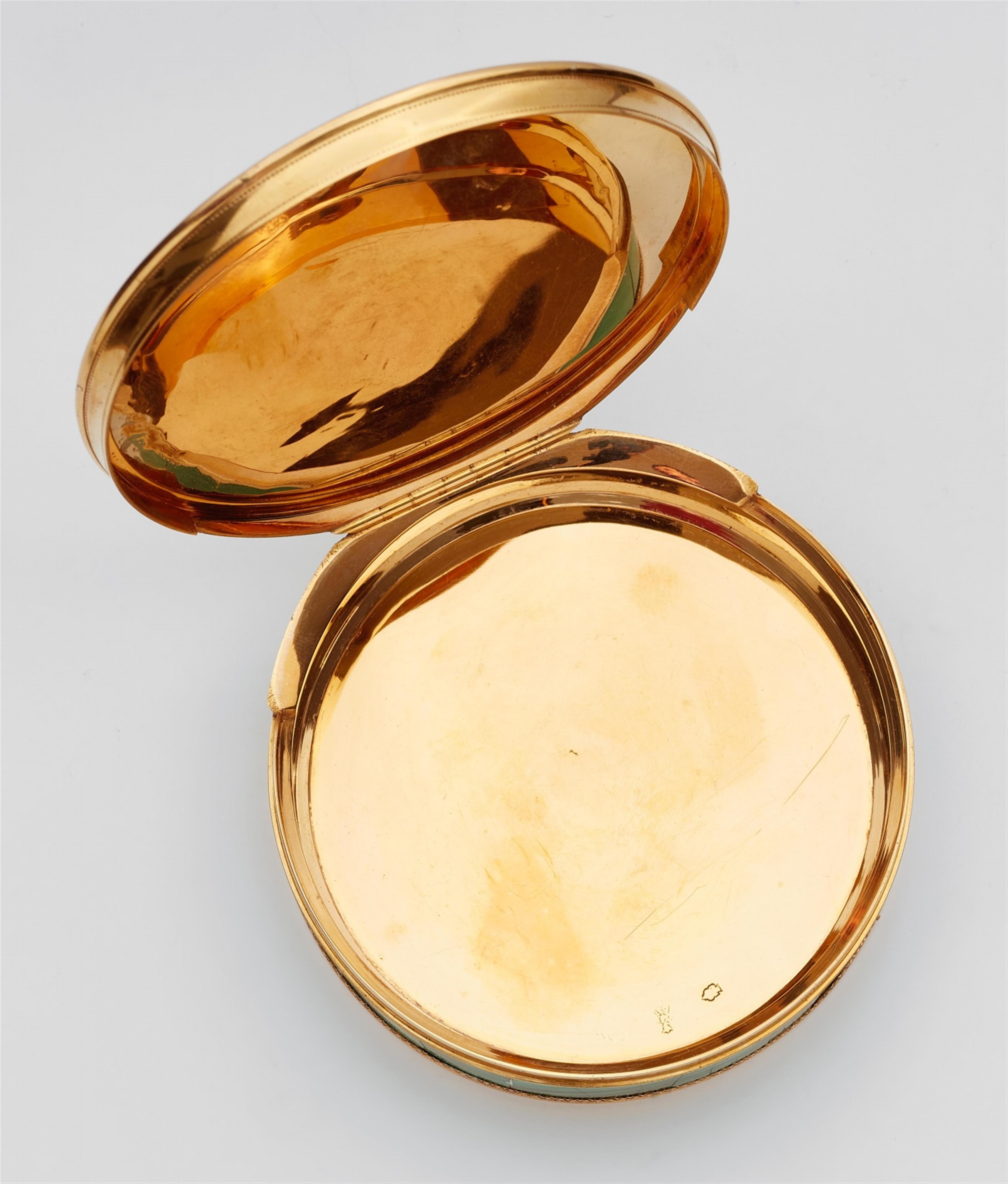 An 18k gold and malachite bonbonnière with a portrait miniature - image-3