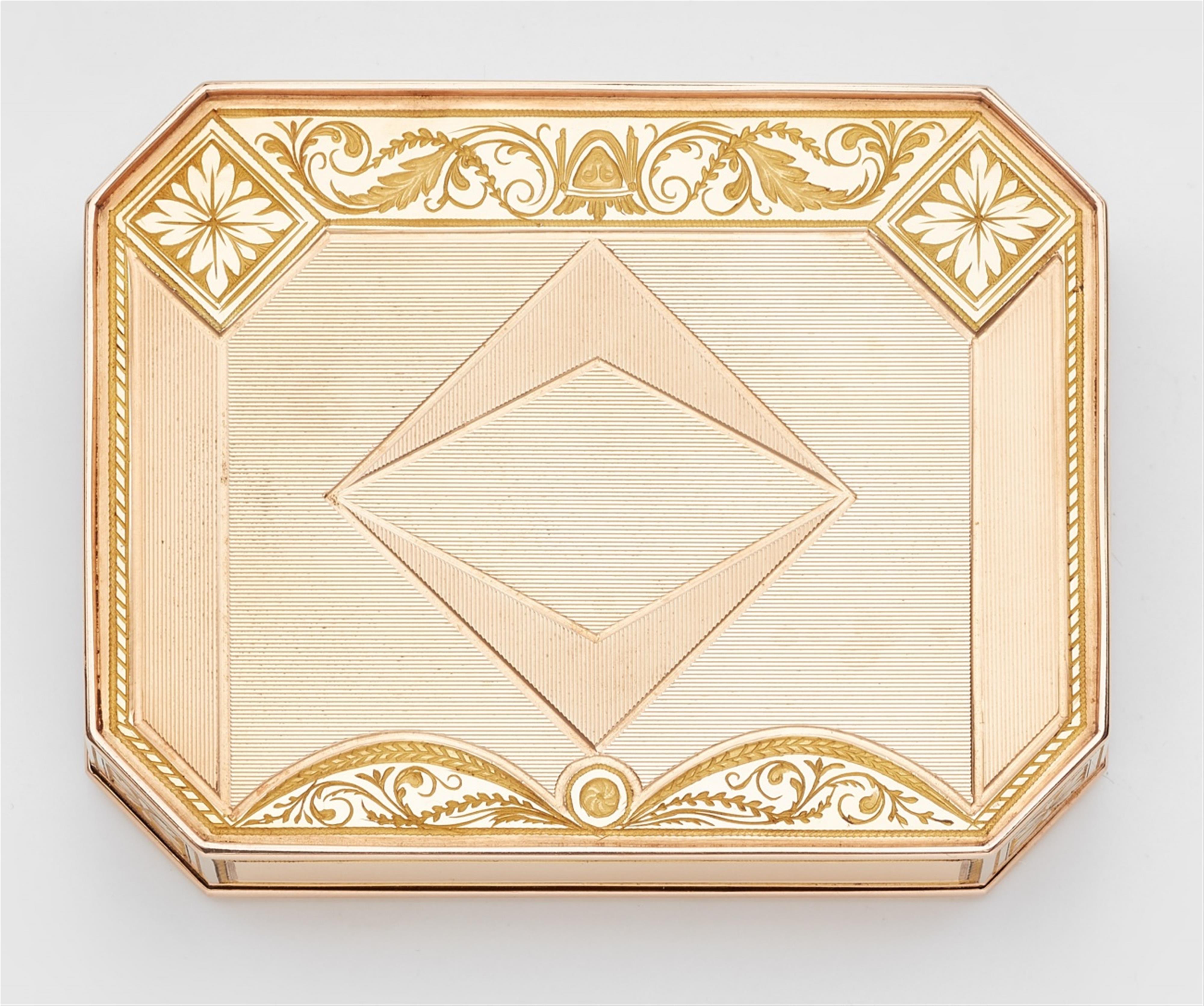 A Neoclassical 14k gold snuff box - image-2