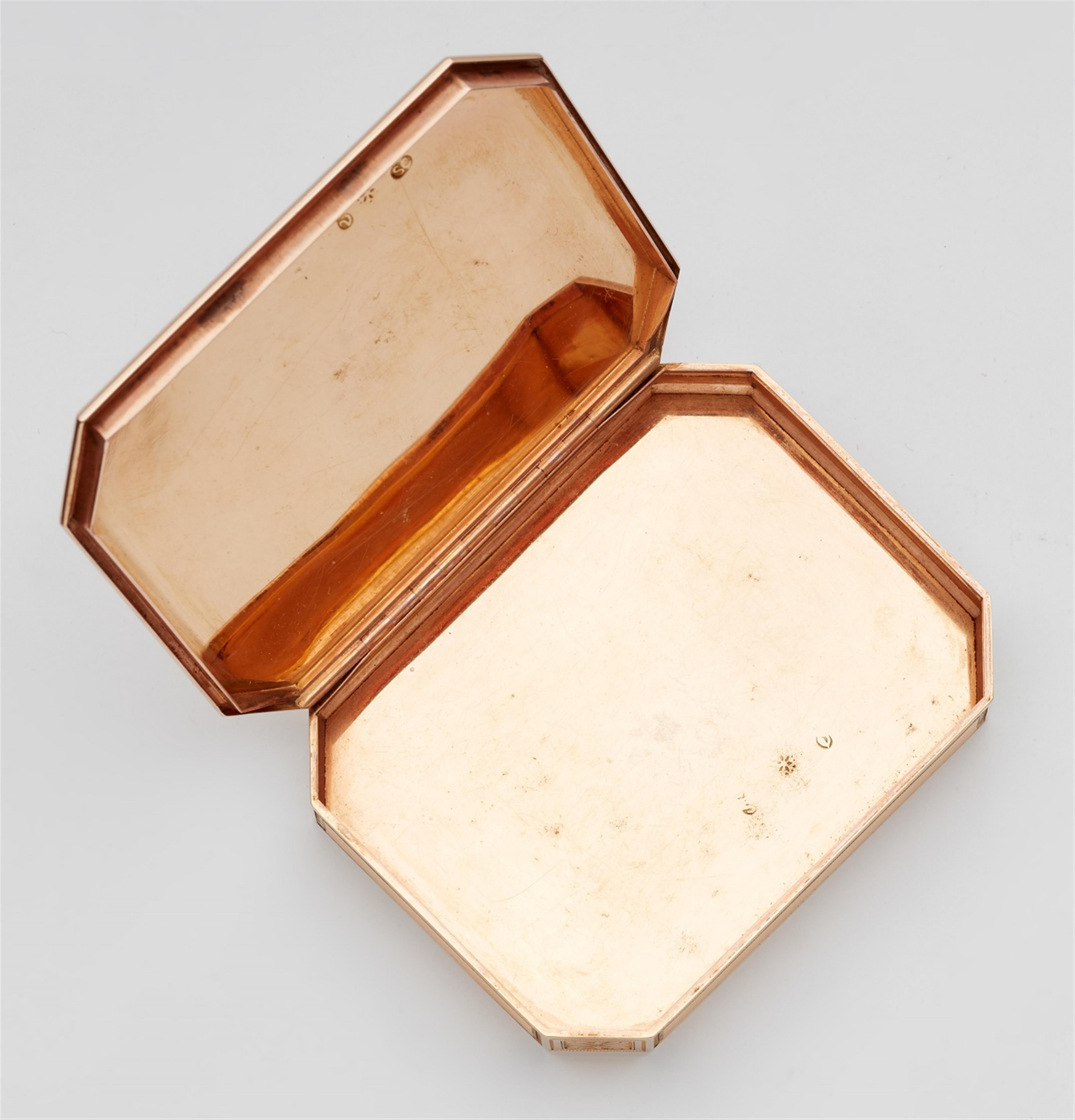 A Neoclassical 14k gold snuff box - image-3