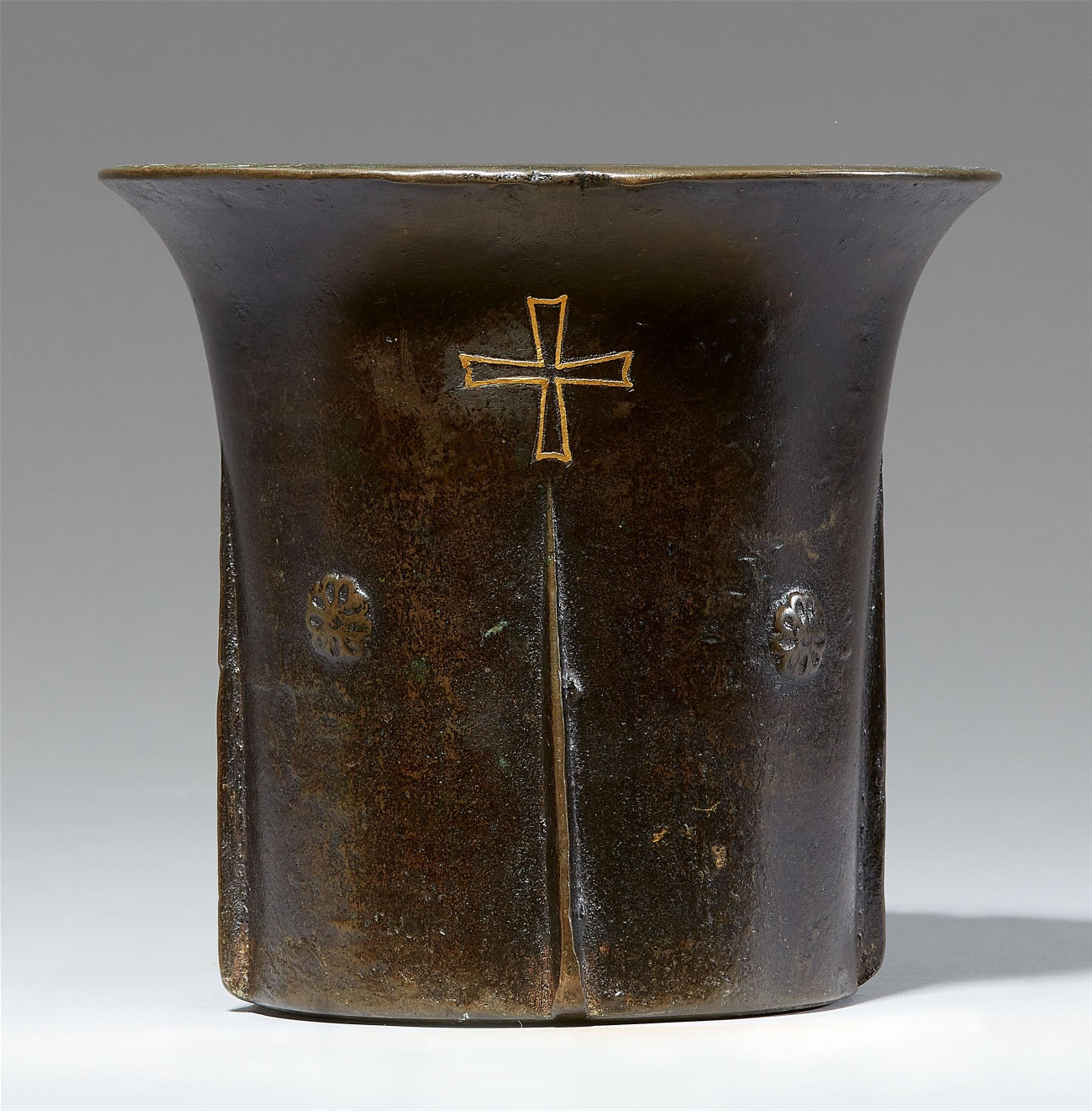 An unusual one-handled mortar with a gold damascened cross - image-1