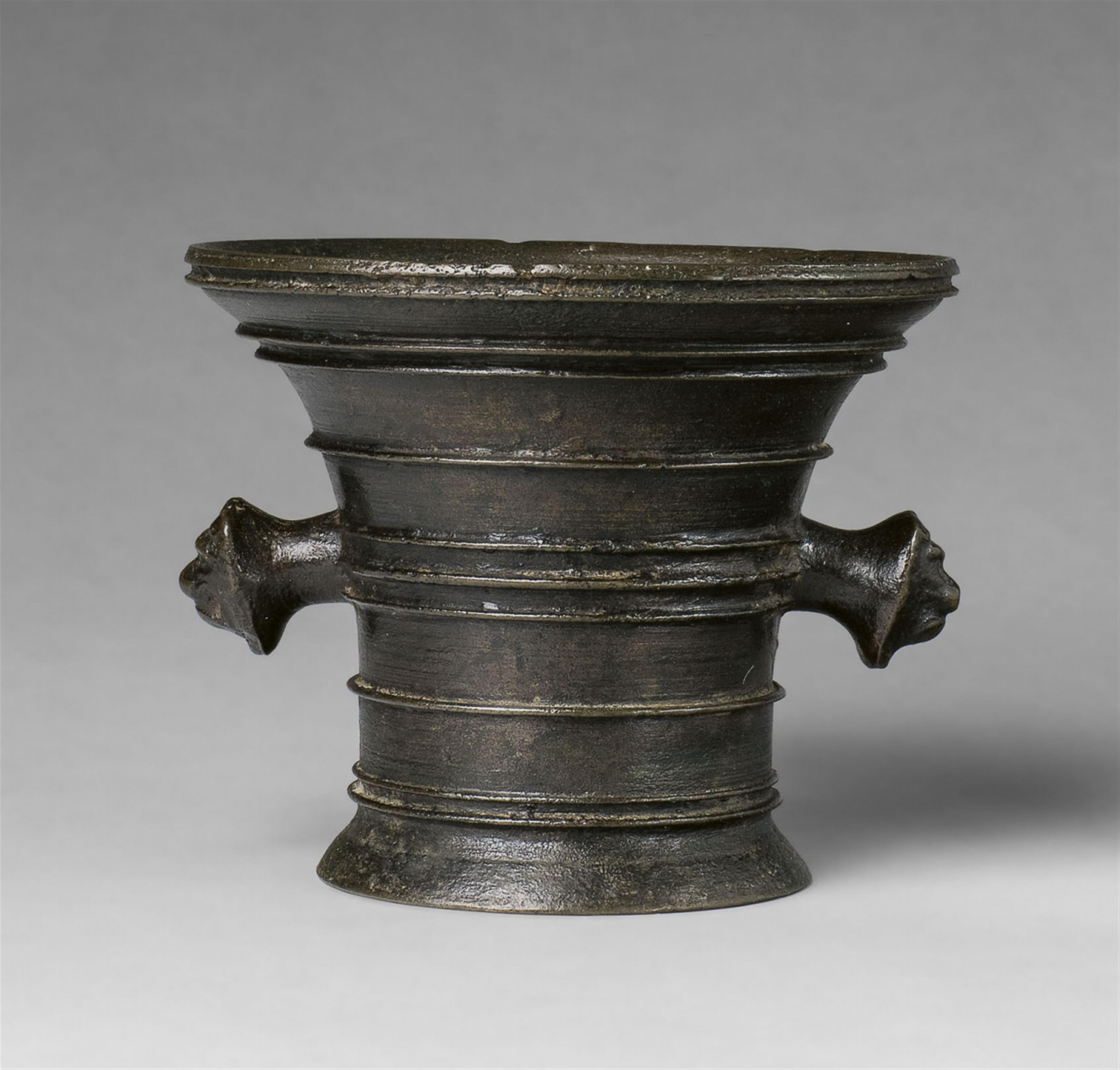 A simple Renaissance mortar with mouldings - image-1