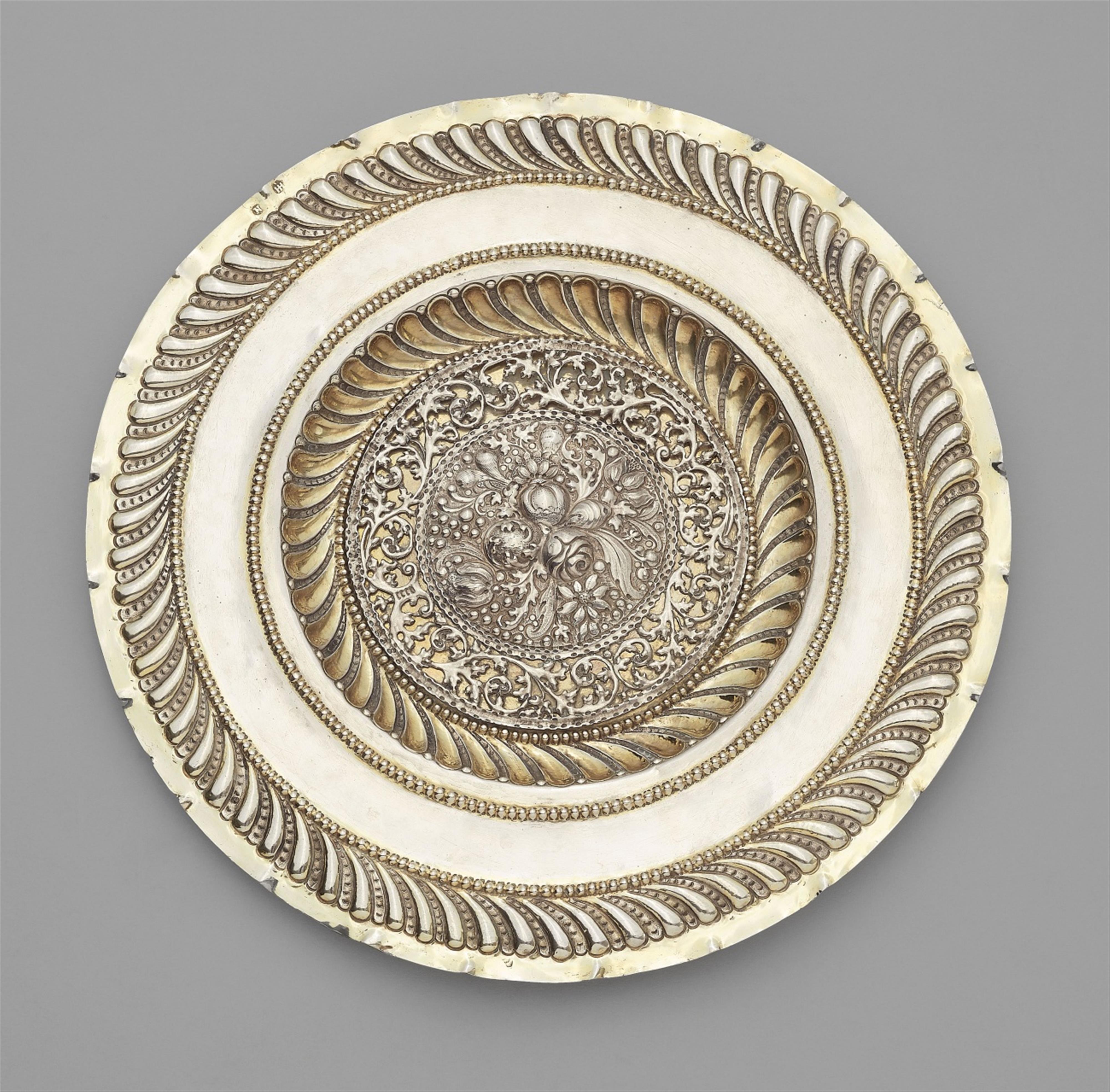 A Nuremberg silver sideboard dish - image-1