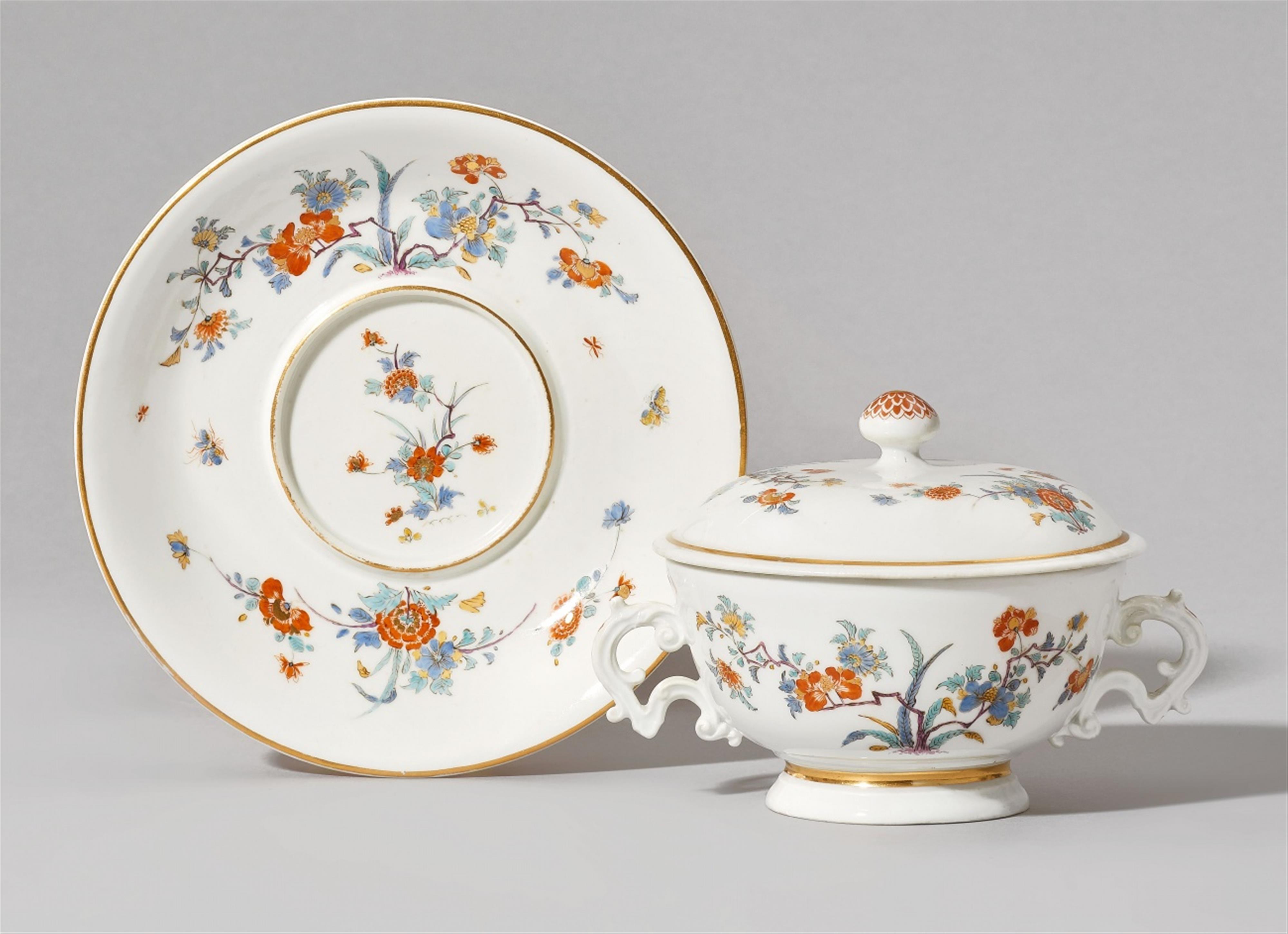 A Meissen porcelain ecuelle and saucer with kakiemon decor - image-1