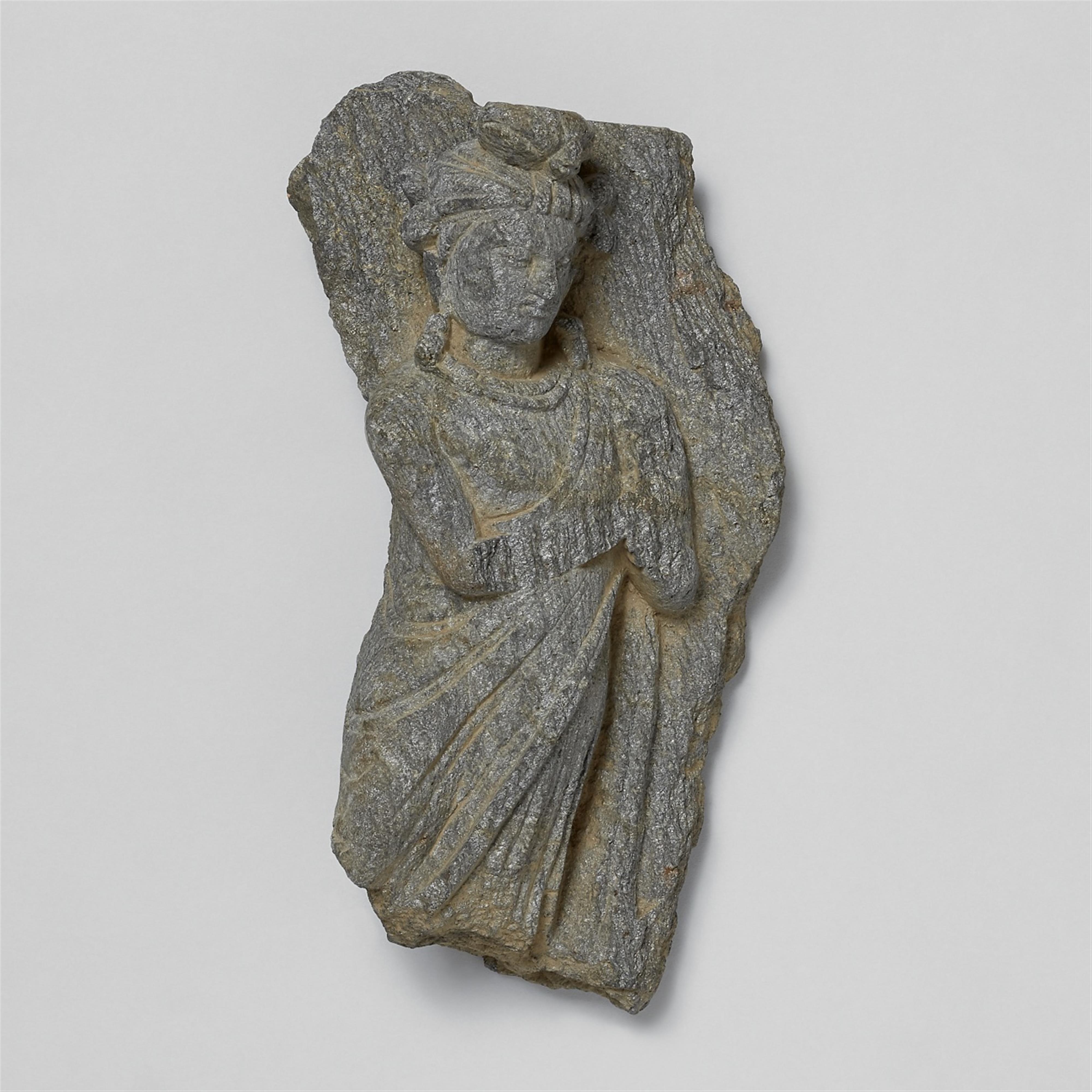 Architekturfragment. Grauer Schist mit Lehmspuren. Pakistan, Gandhara. 2./3. Jh. - image-1