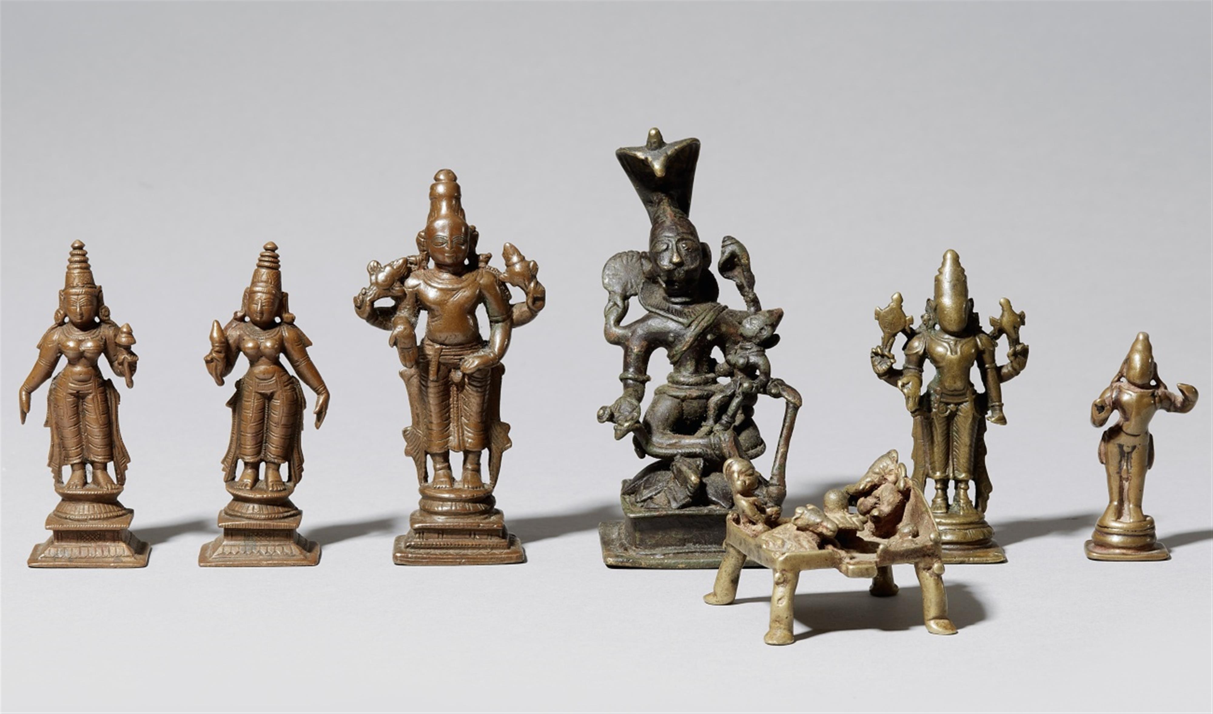 Sechs Figuren und ein kleiner Hausaltar. Kupferlegierungen. Meist Südindien. 17. Jh. und später - image-1