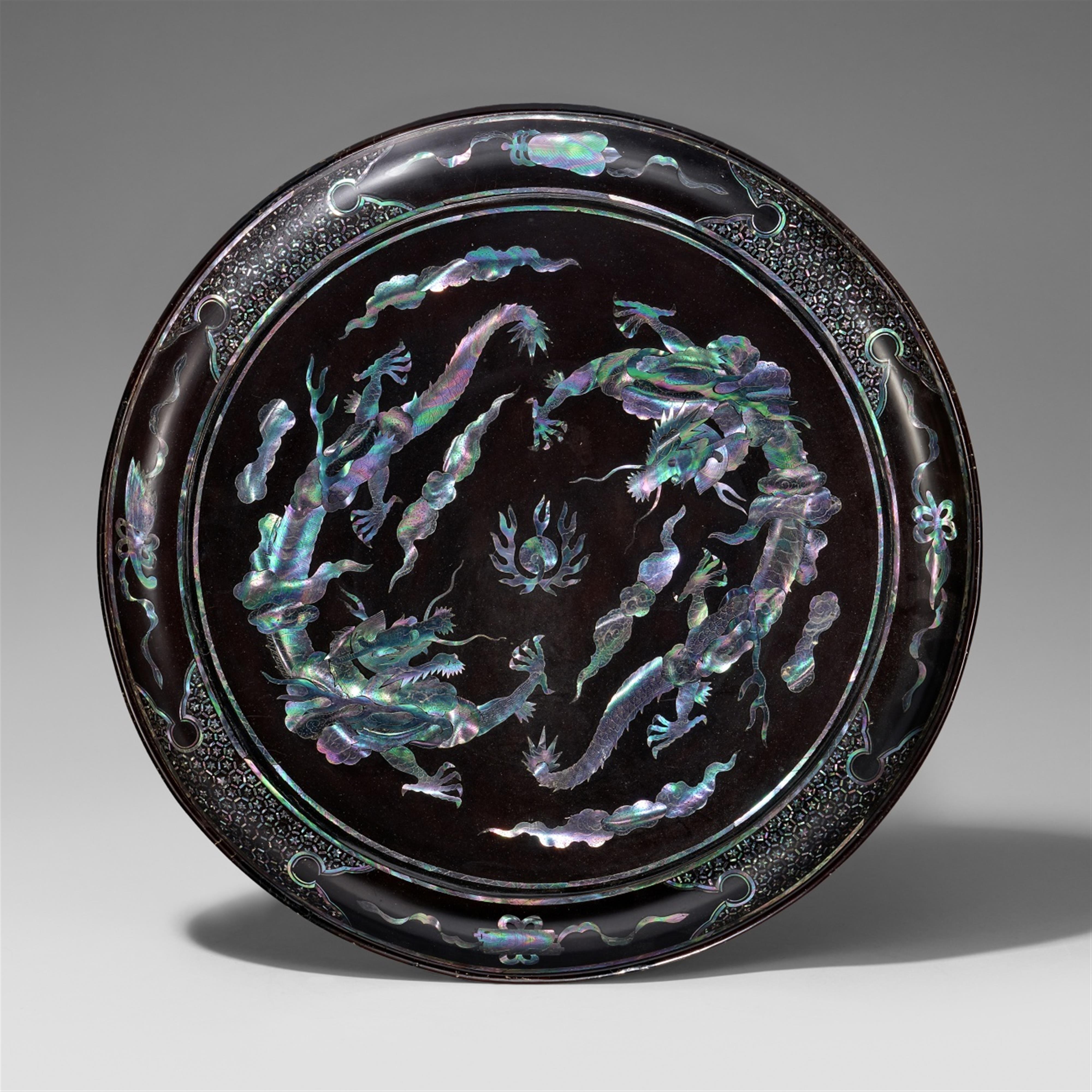 A black lacquer dish with mother-of-pearl inlays. Ryûkyû. 17th/18th century - image-1