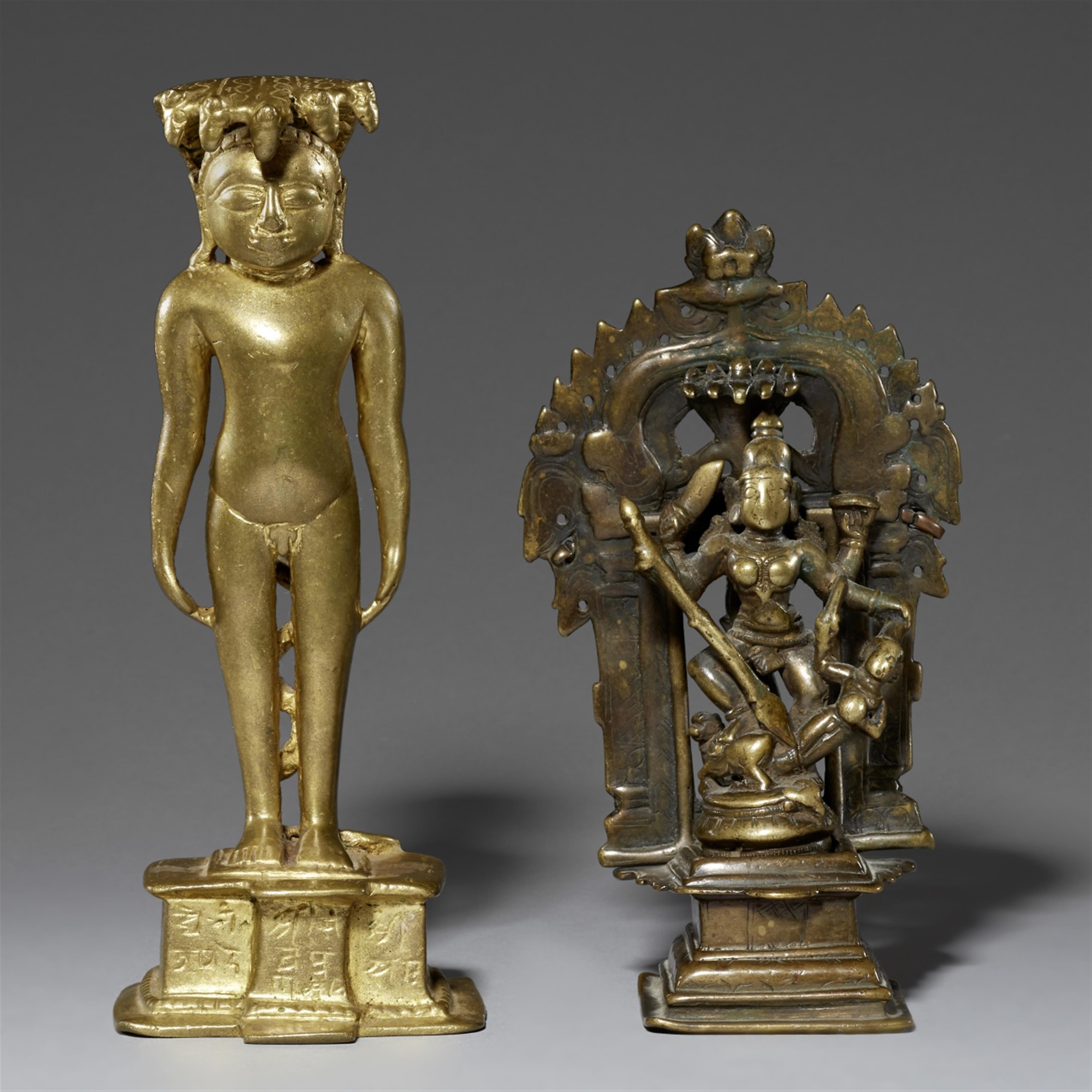 Jain-Figur und Durga Altar, 3-tlg., Gelbguss. Maharashtra. 17./19. Jh. - image-1